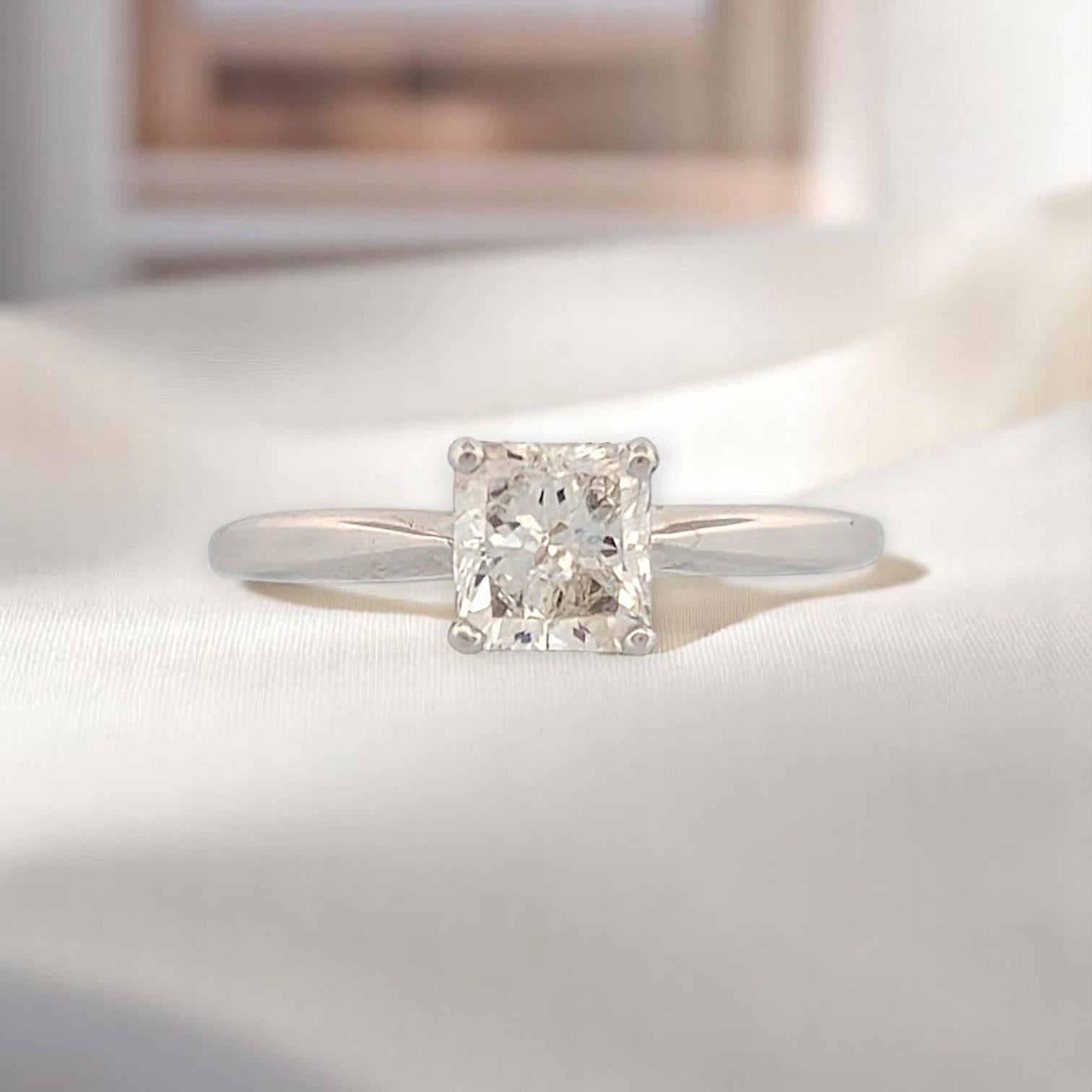 Der Harriet-Diamantring wurde für diejenigen entworfen, die zeitlose Eleganz zu schätzen wissen. Er ist mit 0,90 Karat Brillanten in massivem 14-karätigem Weißgold gefasst. Ob als Verlobungsring, Ehering oder Statement-Stück getragen, dieser