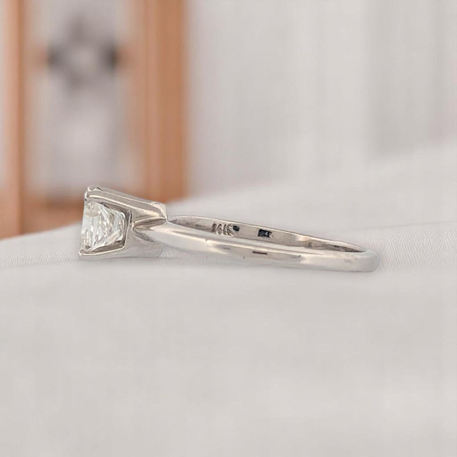 Harriet  14K Weißgold Diamantring, eleganter Verlobungsring Größe 6,25 (Kissenschliff) im Angebot