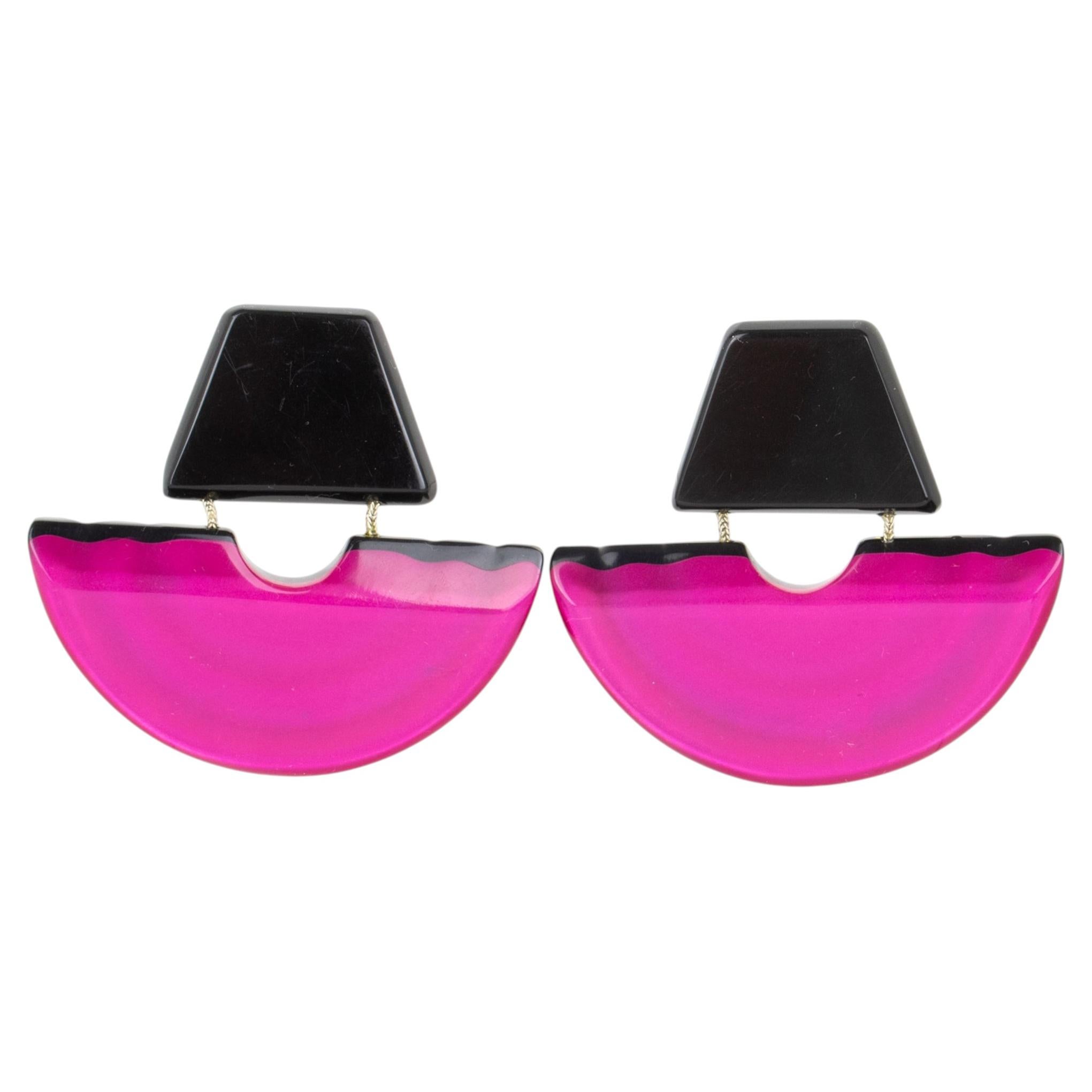 Orecchini a clip in resina acrilica fucsia e nera Harriet Bauknight for KASO