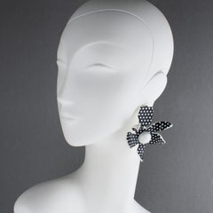 Harriet Bauknight für Kaso: Schwarz-weiße Lucite-Blumen-Ohrhänger mit Loch