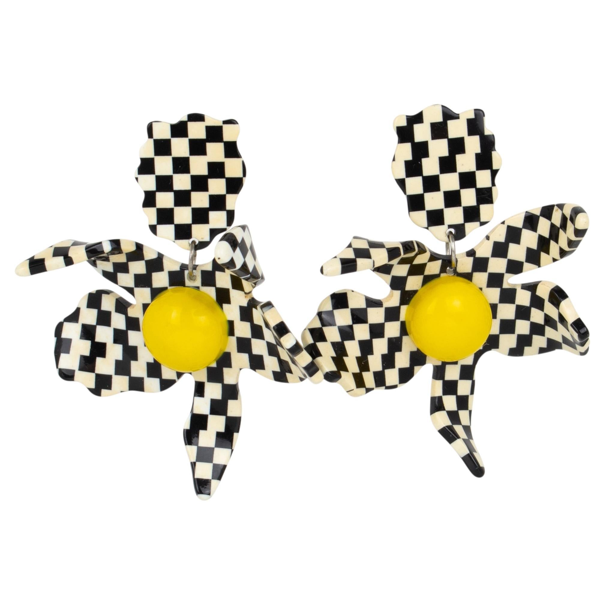 Harriet Bauknight for KASO Schwarze und weiße Harzblumen Ohrringe mit Ohrstecker