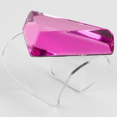 Bracciale rigido geometrico in acrilico rosa lucido "KASO" di Harriet Bauknight