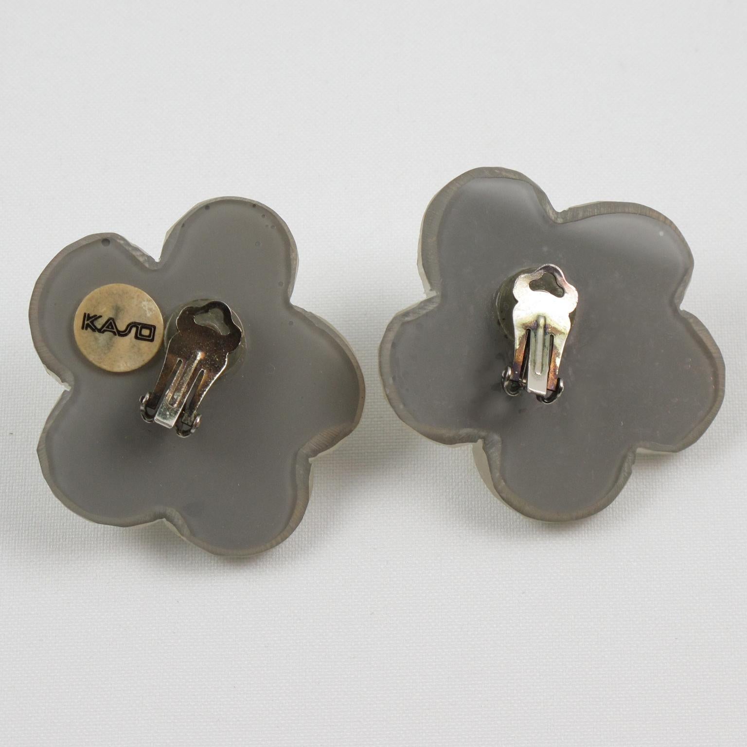 Harriet Bauknight for Kaso White Floral Carved Resin Clip Earrings In Excellent Condition For Sale In Atlanta, GA
