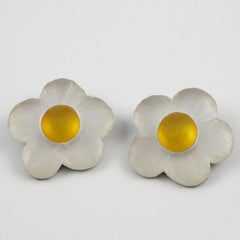 Harriet Bauknight for KASO Boucles d'oreilles à clip en résine sculptée de fleurs blanches