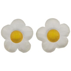 Harriet Bauknight for KASO Boucles d'oreilles à clip en résine sculptée de fleurs blanches