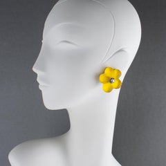 Harriet Bauknight für Kaso: Gelbe, mit Blumenmustern verzierte Clip-Ohrringe aus geschnitztem Kunstharz