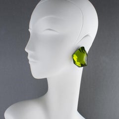 Orecchini a clip in acrilico Lucite verde avocado “Giant Ice Cube” di Harriet Bauknight Kaso