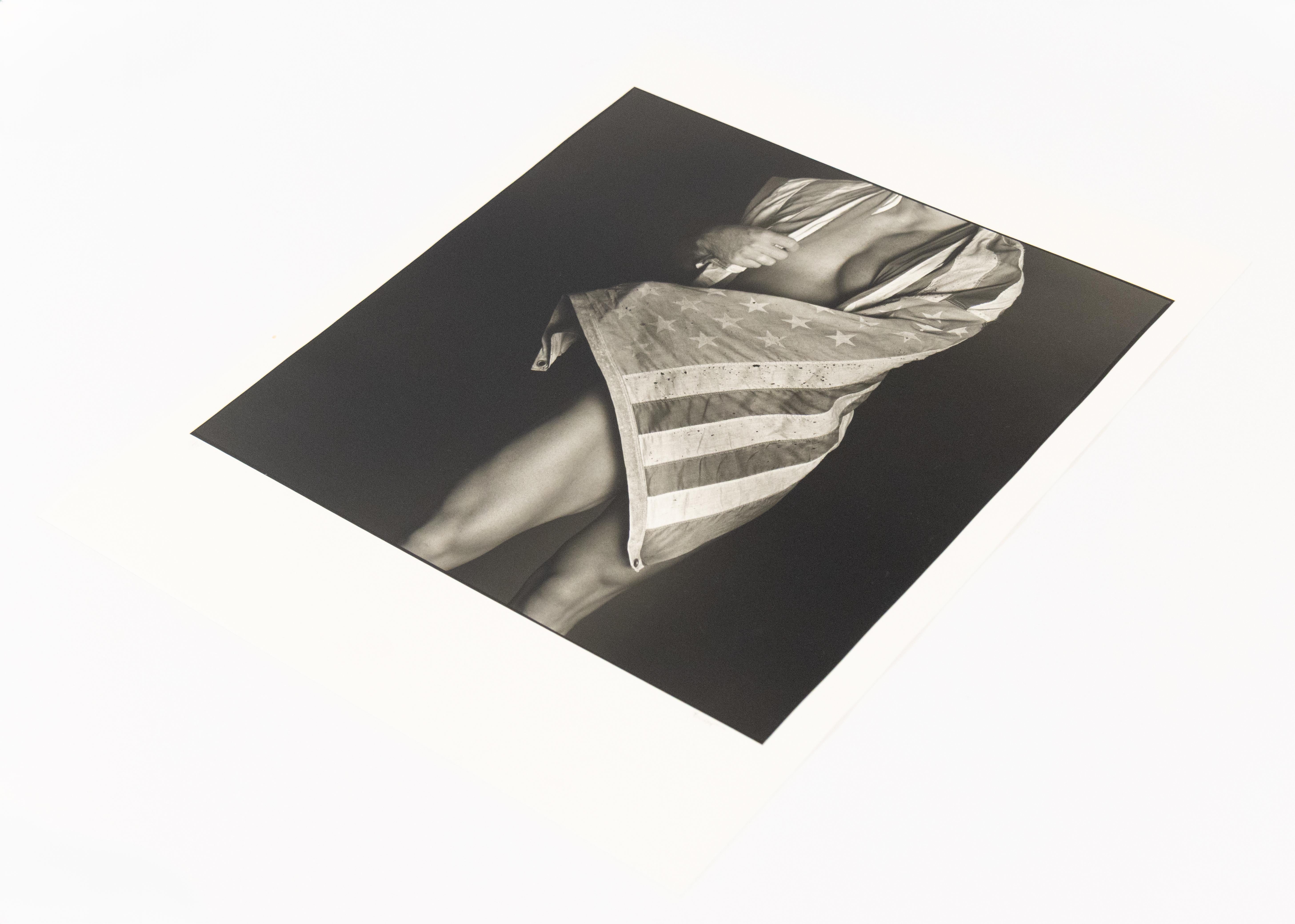 Chris en drapeau - Contemporain Photograph par Harriet Leibowitz
