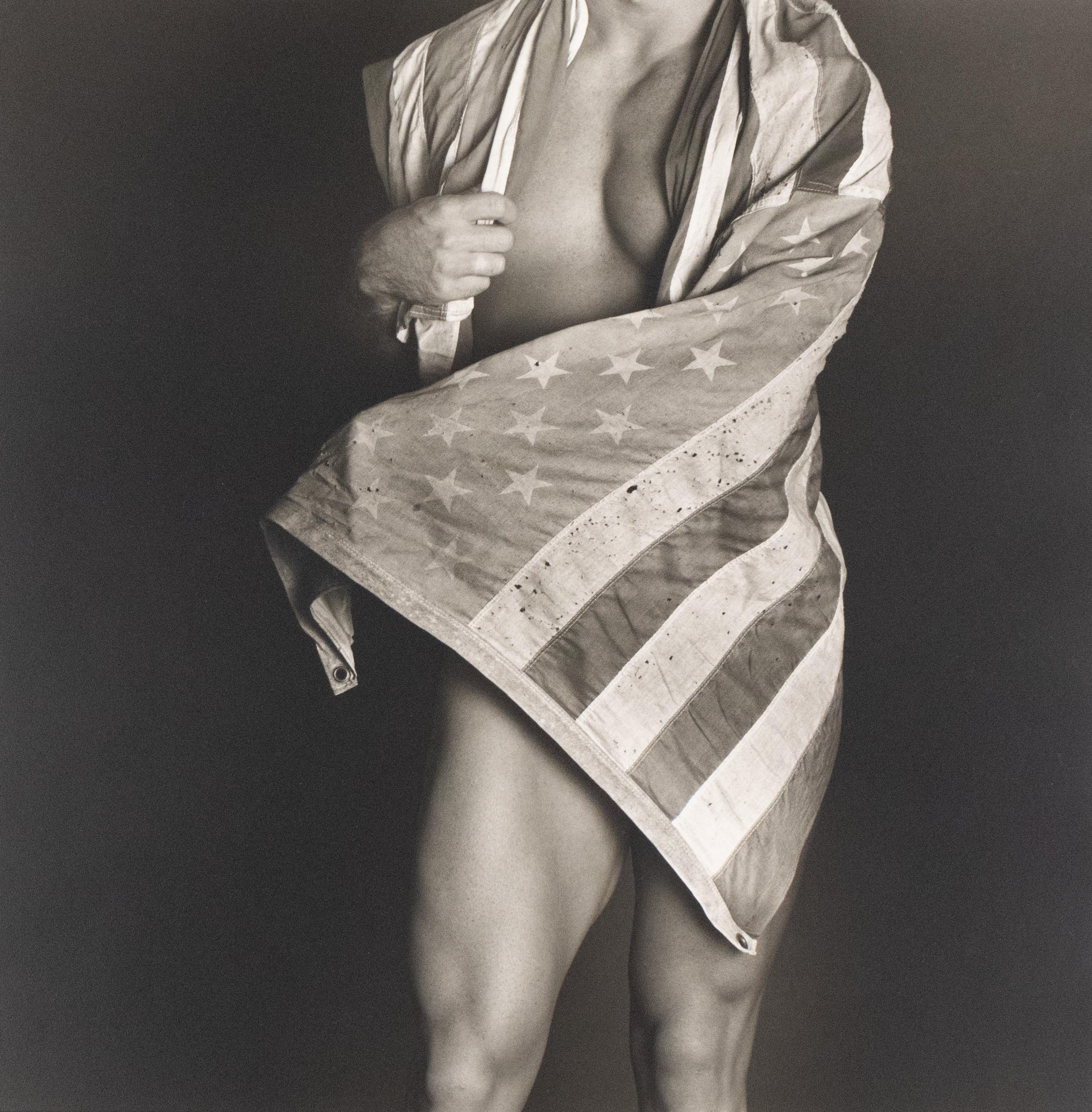 Chris en drapeau - Photograph de Harriet Leibowitz