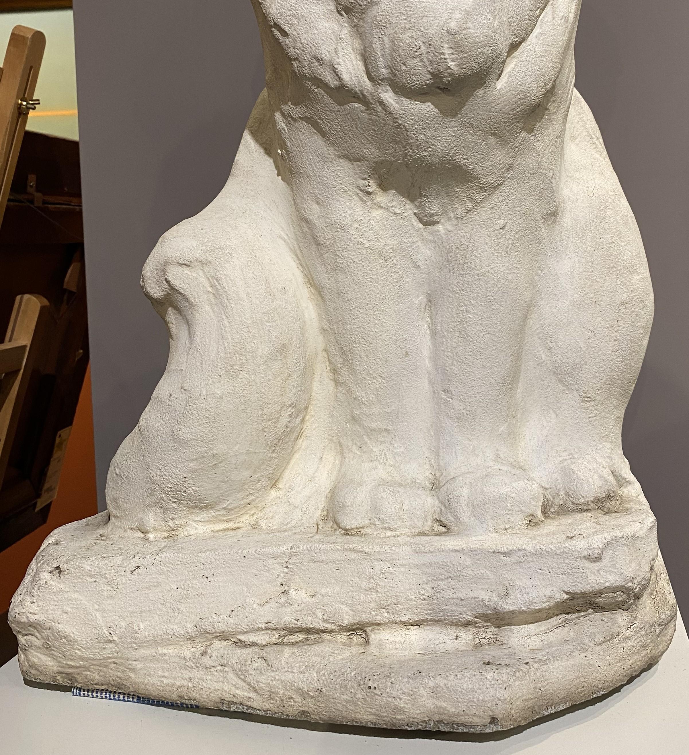 Eine wunderbare Zementskulptur des Künstlers  Persische Katze Pou Pou der amerikanischen Künstlerin Harriet Whitney Frishmuth (1880-1970). Harriet wurde in Philadelphia, PA, geboren und studierte als Teenager Bildhauerei in Paris (mit Kritiken von