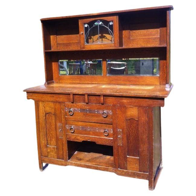 Harris Lebus, attribué. Buffet Arts and Crafts en chêne avec verre de style Glasgow