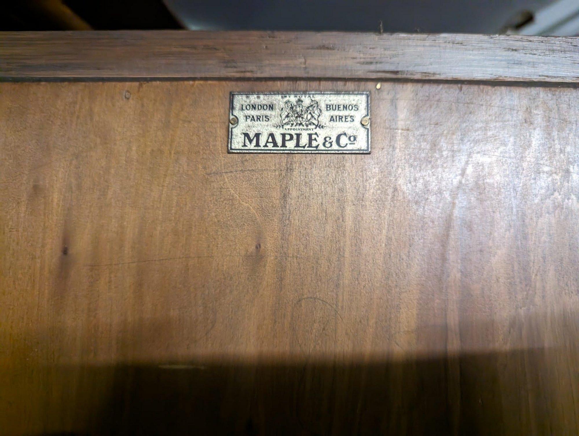 Maple & Co, Armoire anglaise Arts & Crafts en chêne avec détails décoratifs en cuivre en vente 1