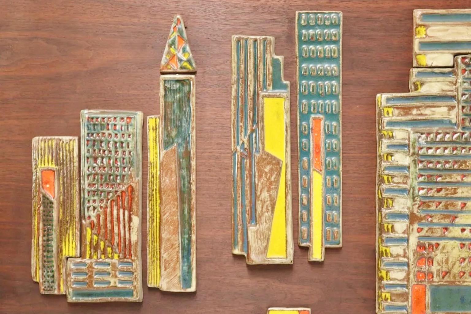 Harris Starke Keramikfliesen Skyline von New York auf Walnussholz  (Moderne der Mitte des Jahrhunderts) im Angebot