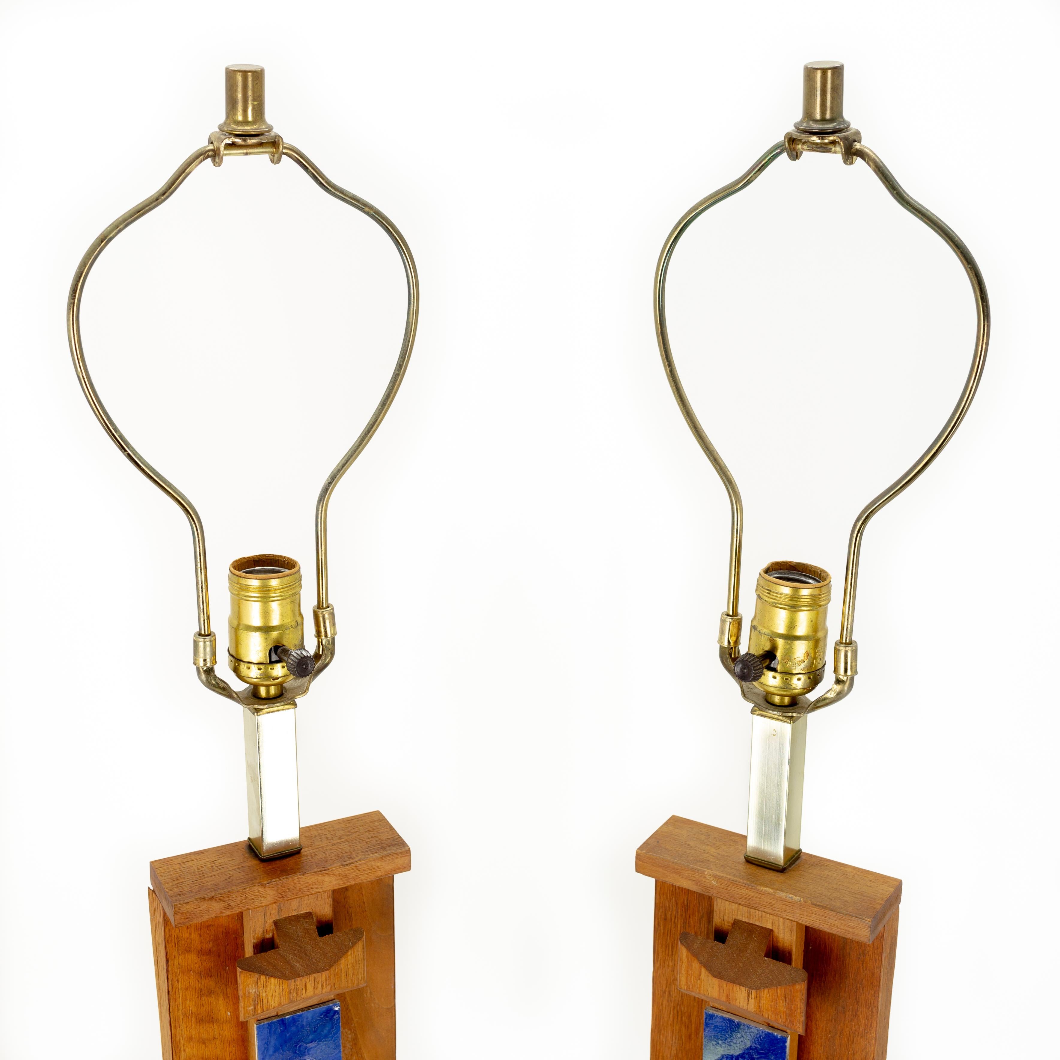 Mid-Century Modern Paire de lampes de bureau Harris Strong en teck et carreaux du milieu du siècle dernier en vente