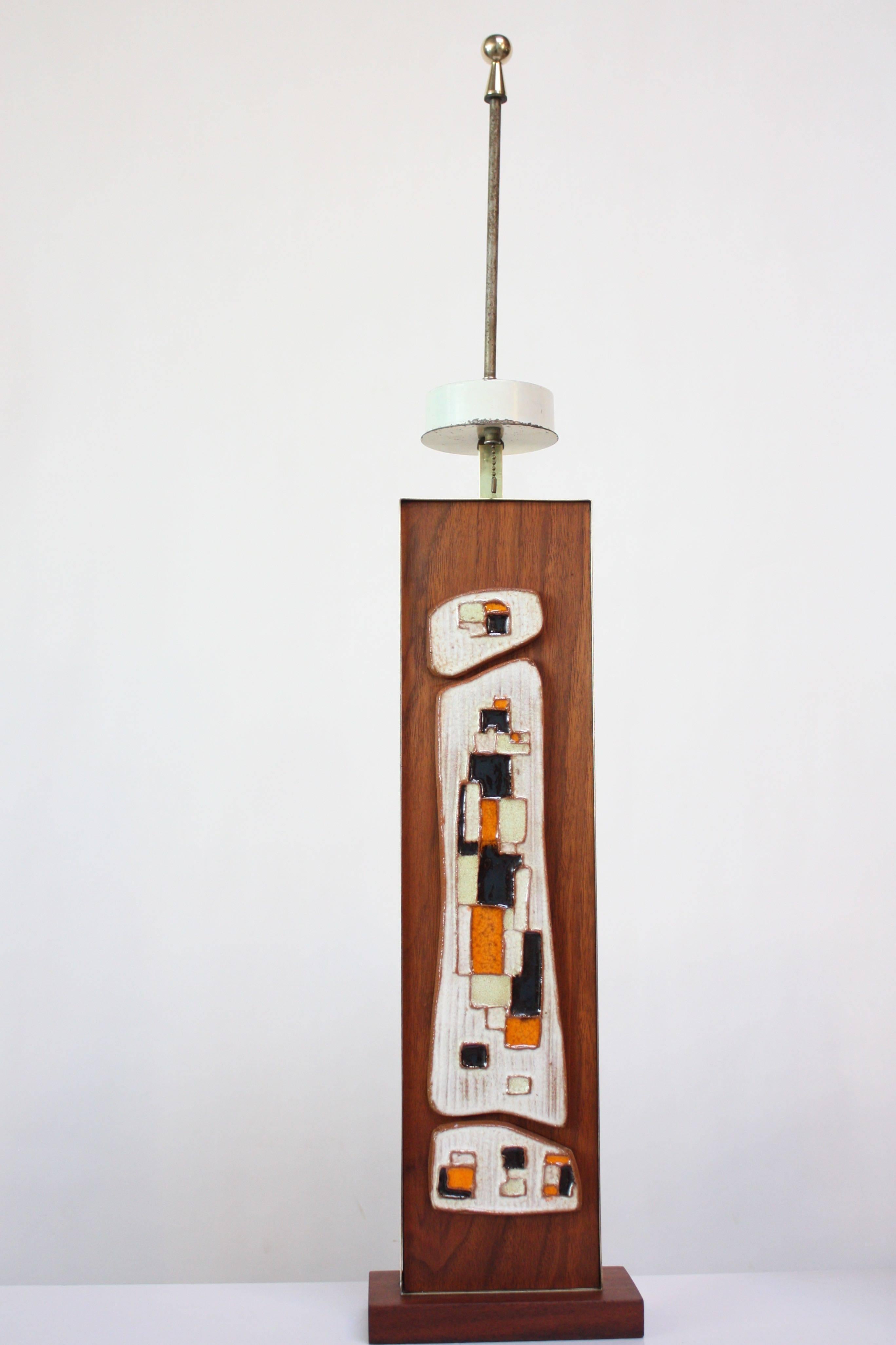 Mid-Century Modern Harris Strong Lampe de table en noyer, laiton et carreaux de céramique en vente