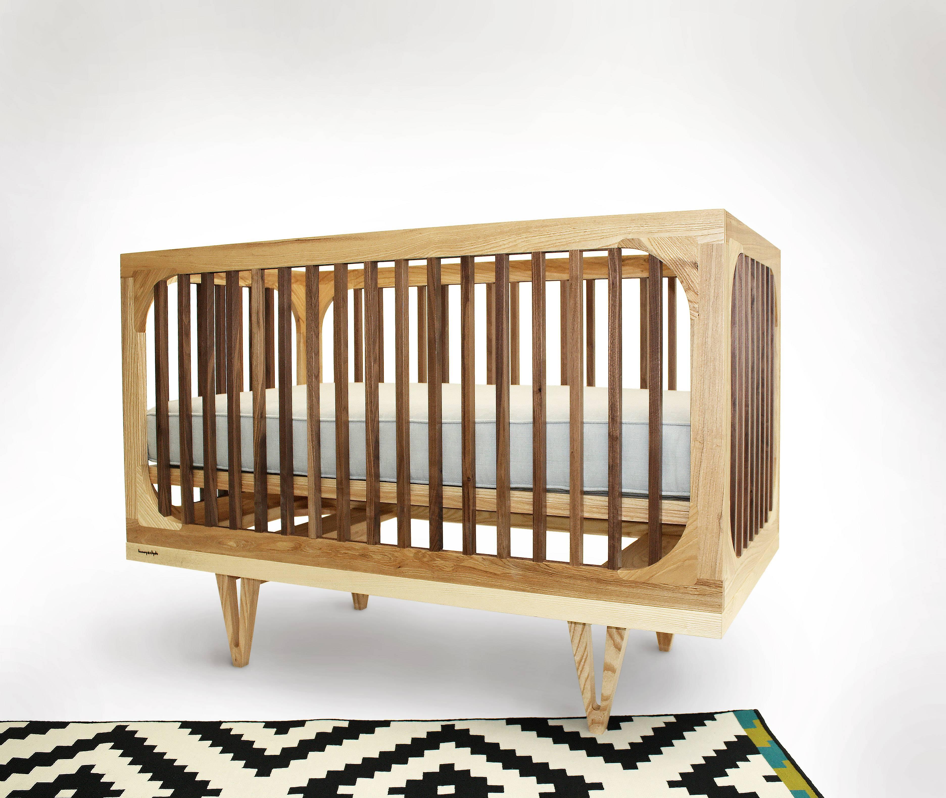 Joinery Harrison 3 in 1 Crib, Toddler Bed and Daybed Heirloom Nursery Furniture Set For Sale