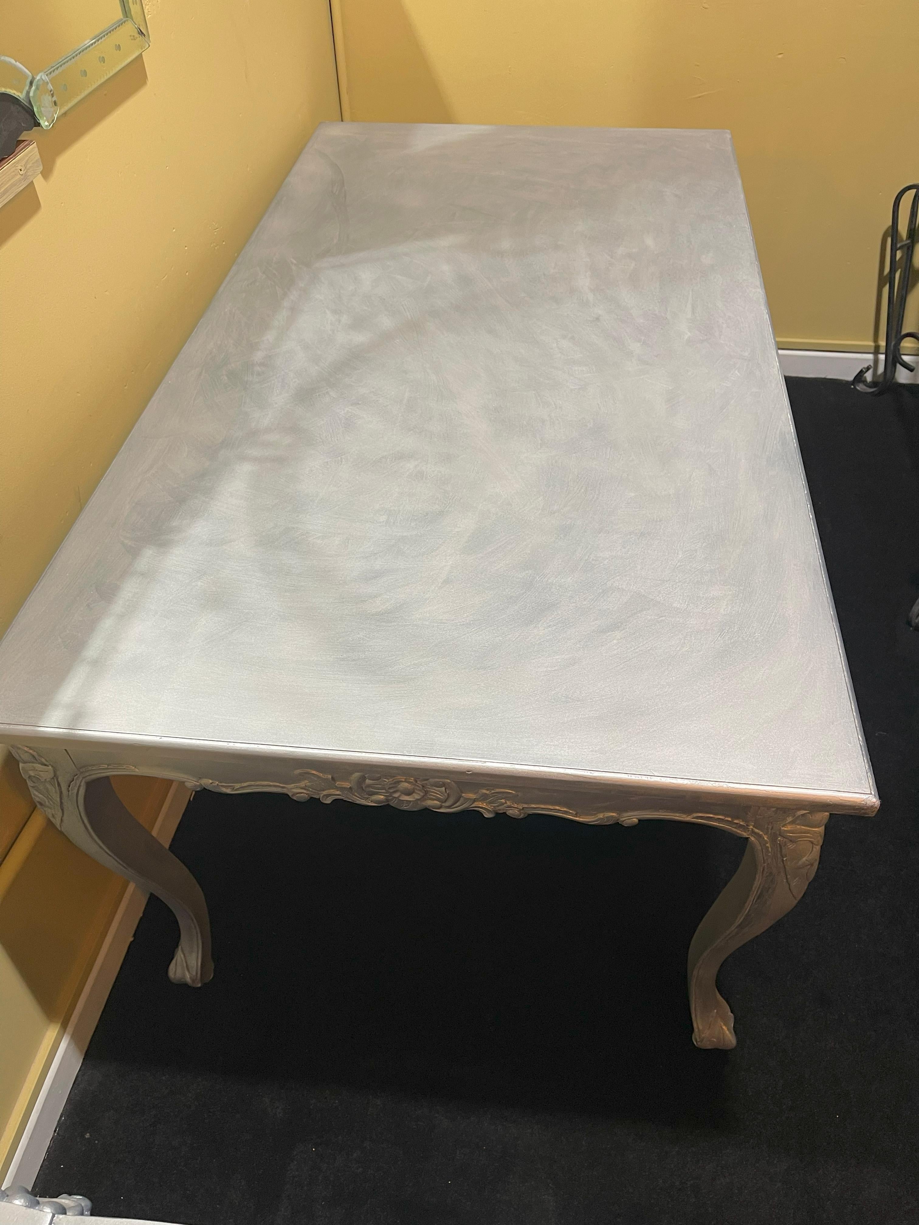 Table de salle à manger et six chaises sculptées en argent doré de style Harrison & Gil en vente 5