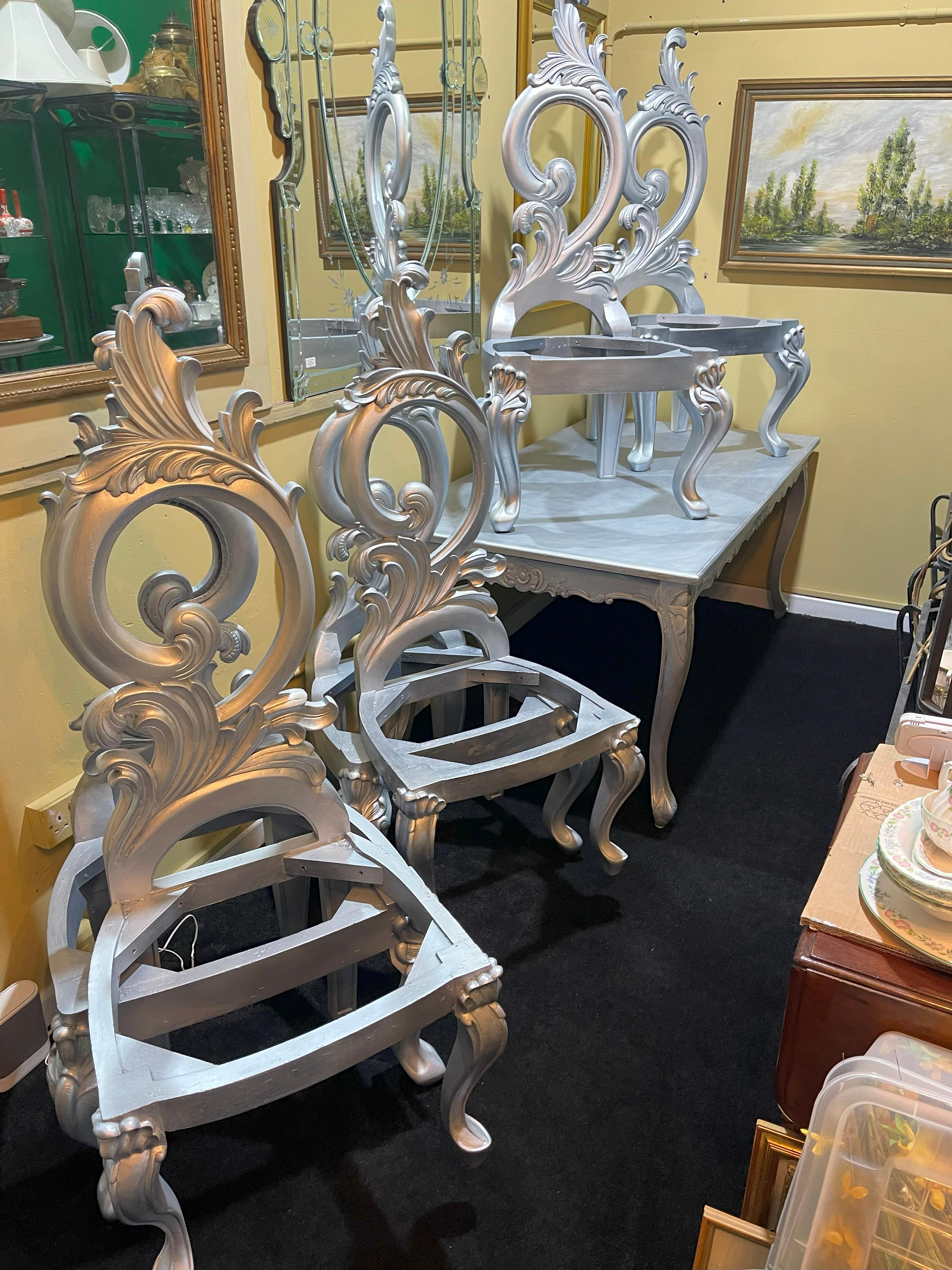 Table de salle à manger et six chaises, contemporaines, prêtes à être tapissées, style Harrison & Gil, argent doré et sculpté

Un ensemble de salle à manger remarquable dans le style orné de Harrison & Gil, comprenant une grande table de salle à