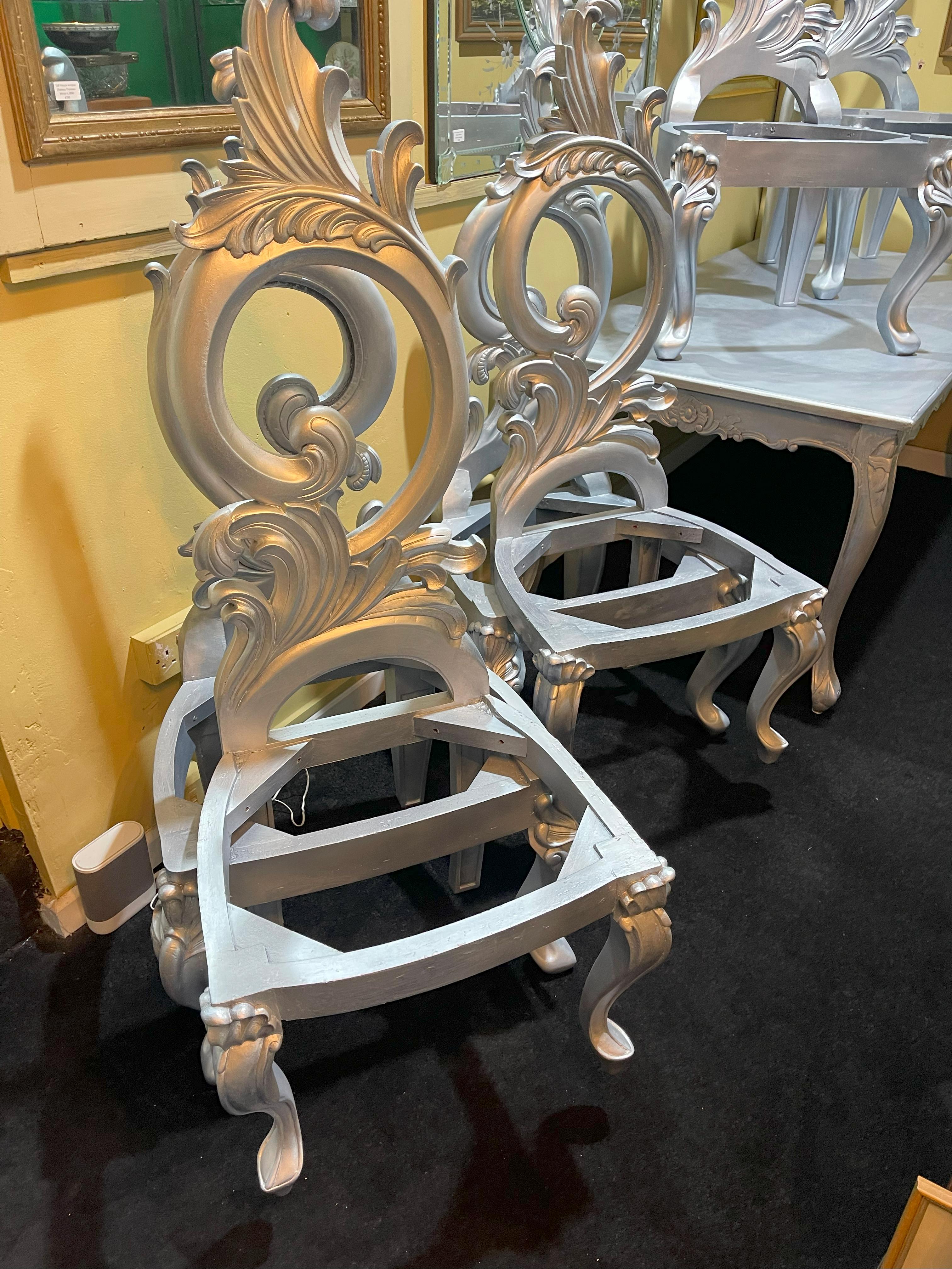 Table de salle à manger et six chaises sculptées en argent doré de style Harrison & Gil Bon état - En vente à Worcester, GB