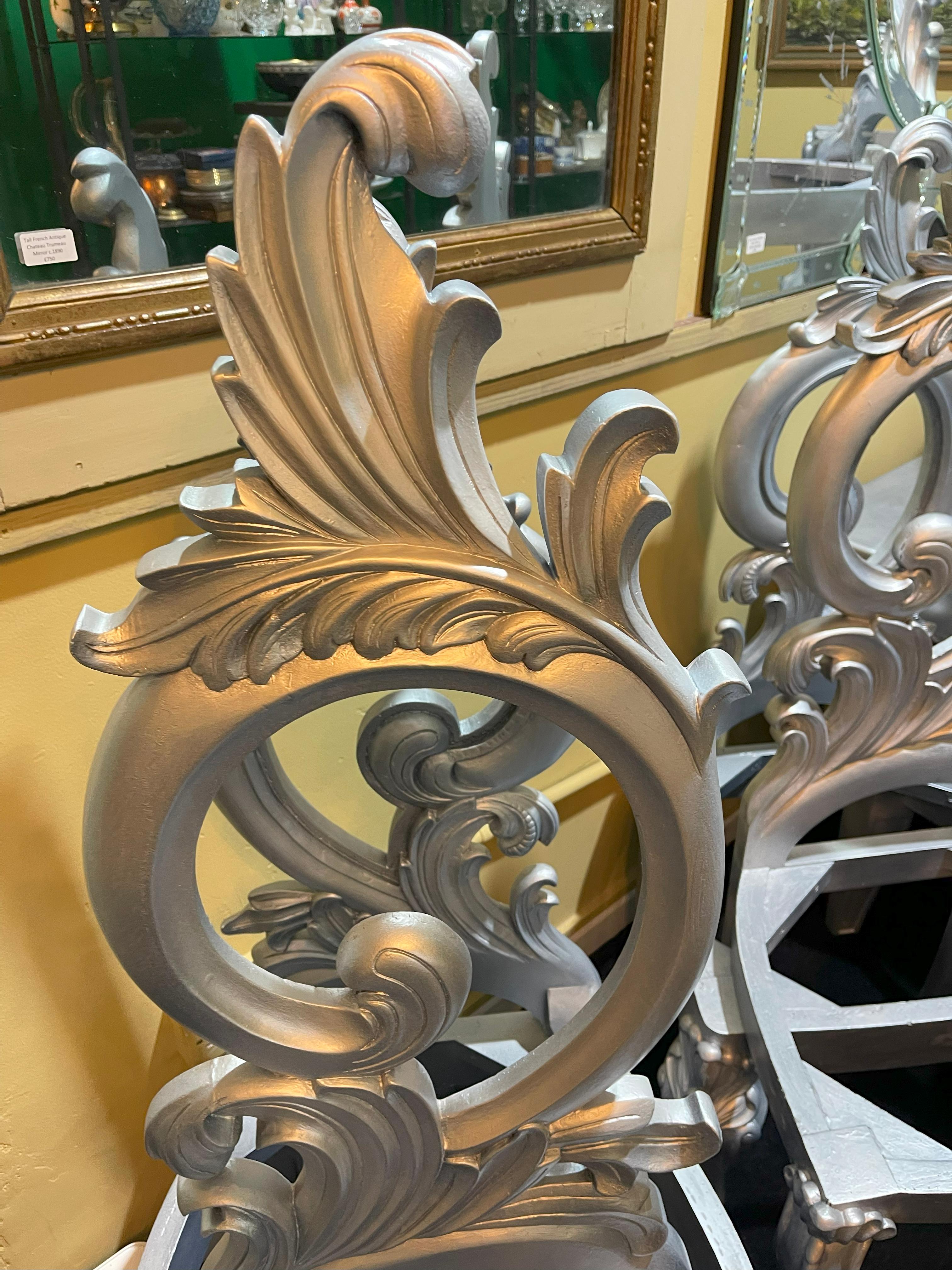 20ième siècle Table de salle à manger et six chaises sculptées en argent doré de style Harrison & Gil en vente