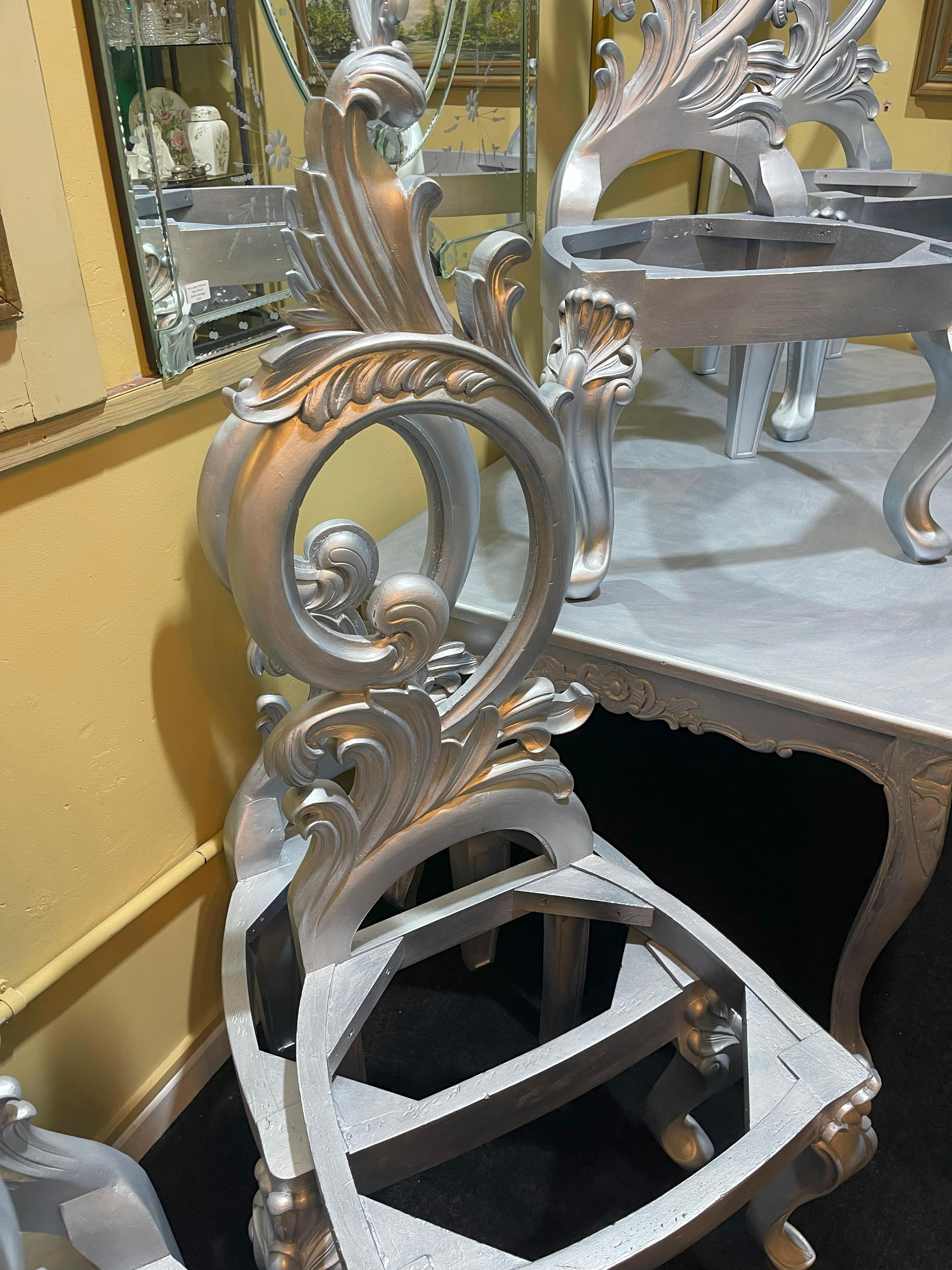 Bois Table de salle à manger et six chaises sculptées en argent doré de style Harrison & Gil en vente