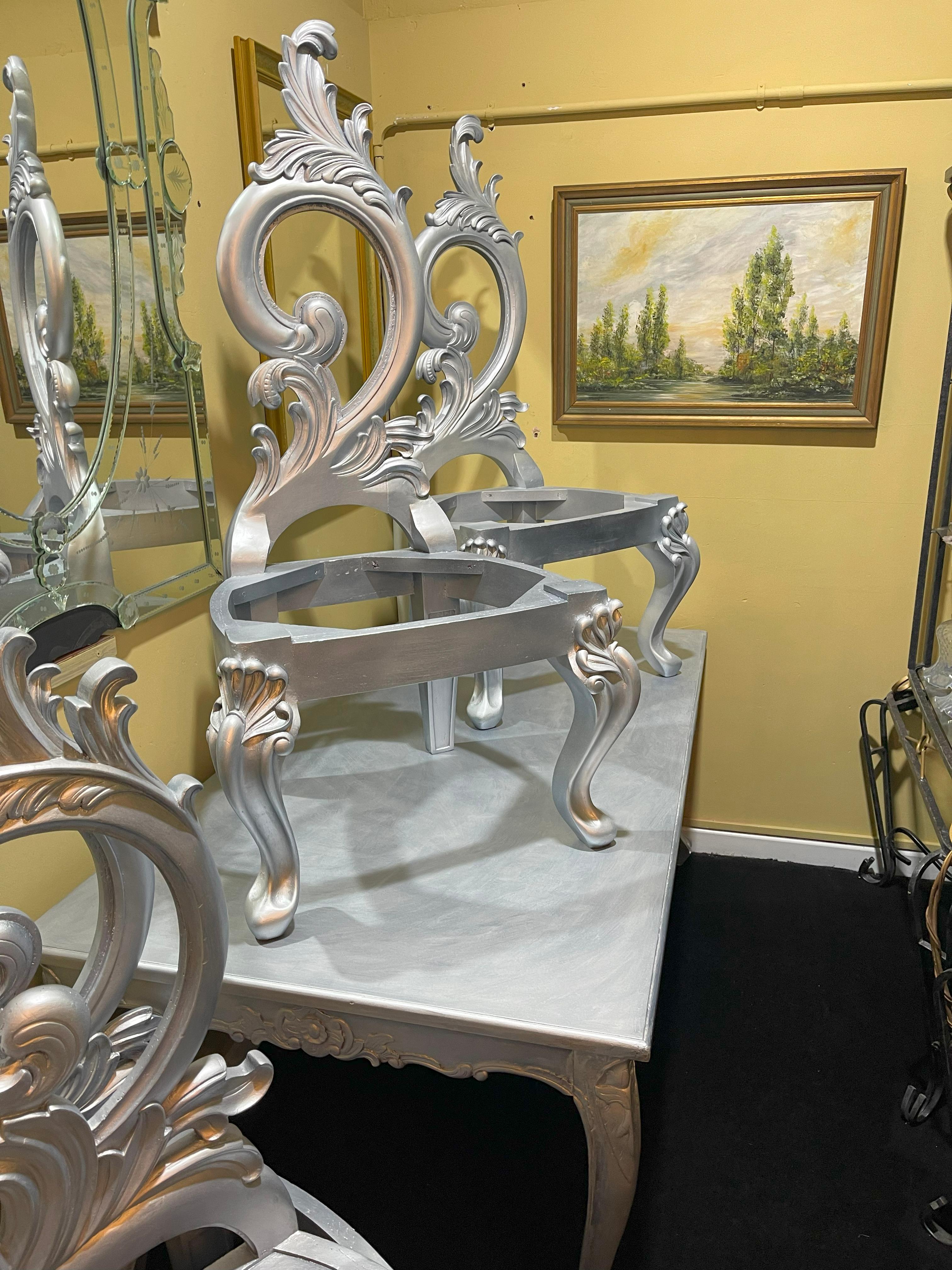 Table de salle à manger et six chaises sculptées en argent doré de style Harrison & Gil en vente 1