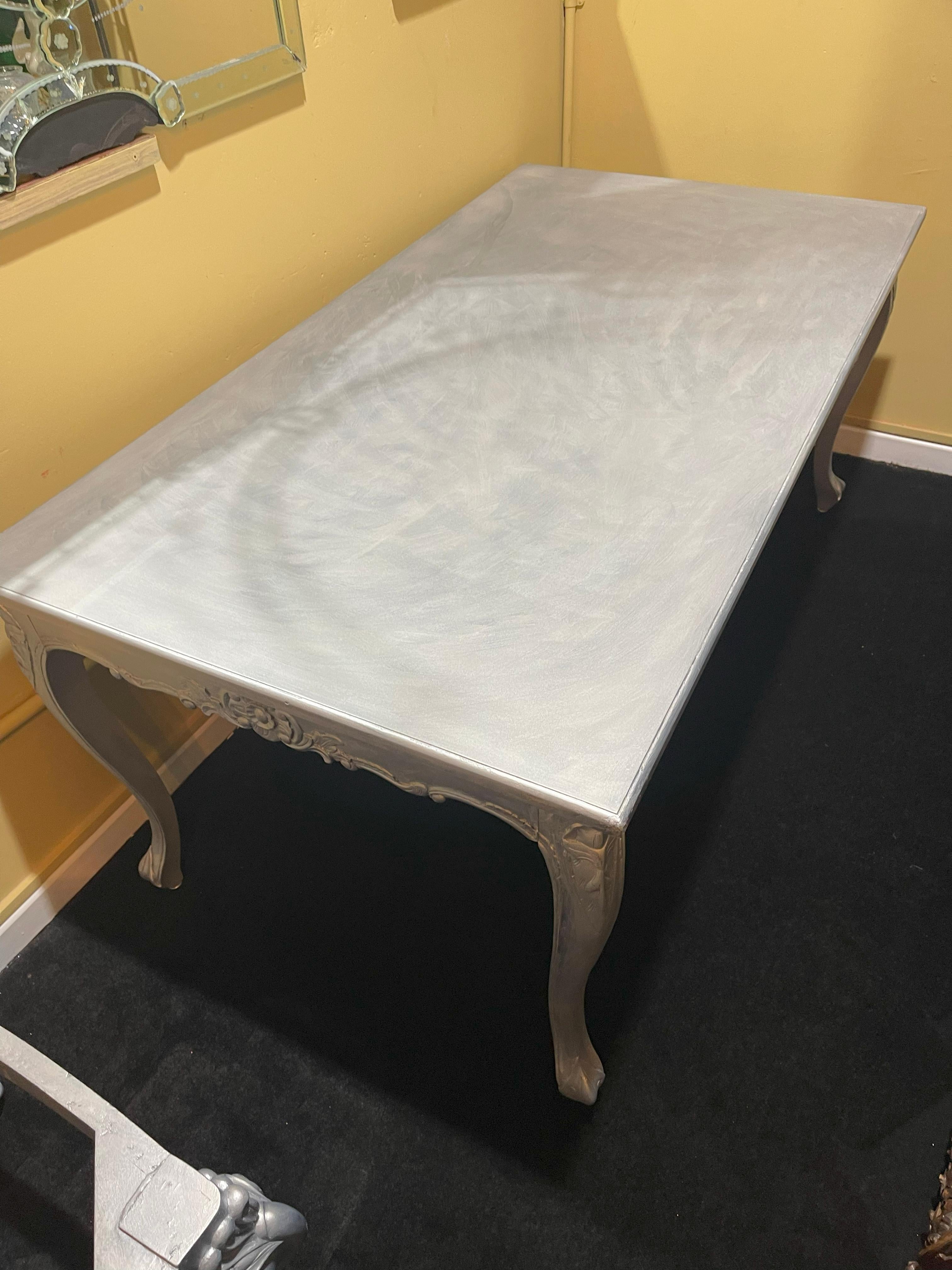 Table de salle à manger et six chaises sculptées en argent doré de style Harrison & Gil en vente 2