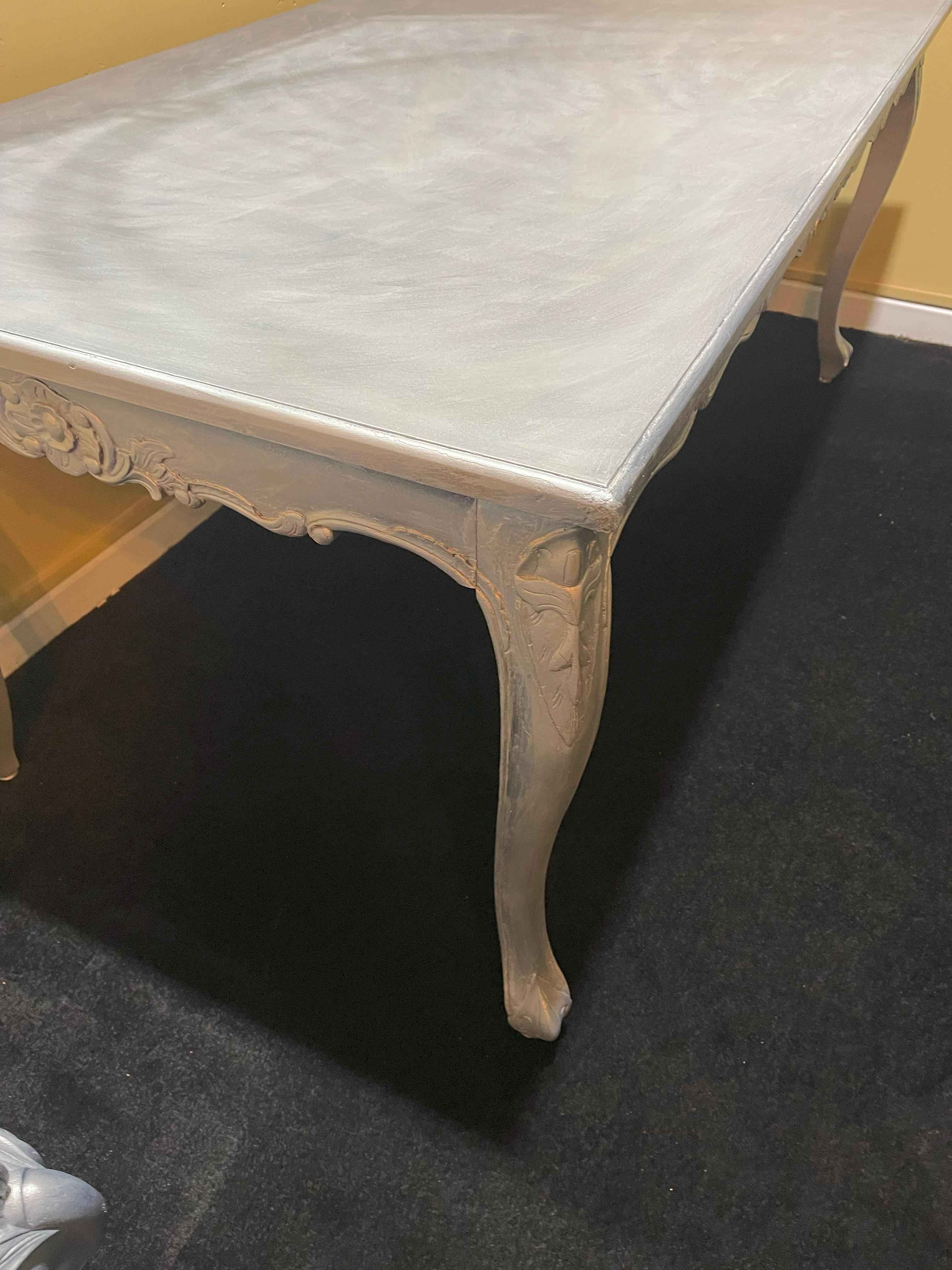 Table de salle à manger et six chaises sculptées en argent doré de style Harrison & Gil en vente 3