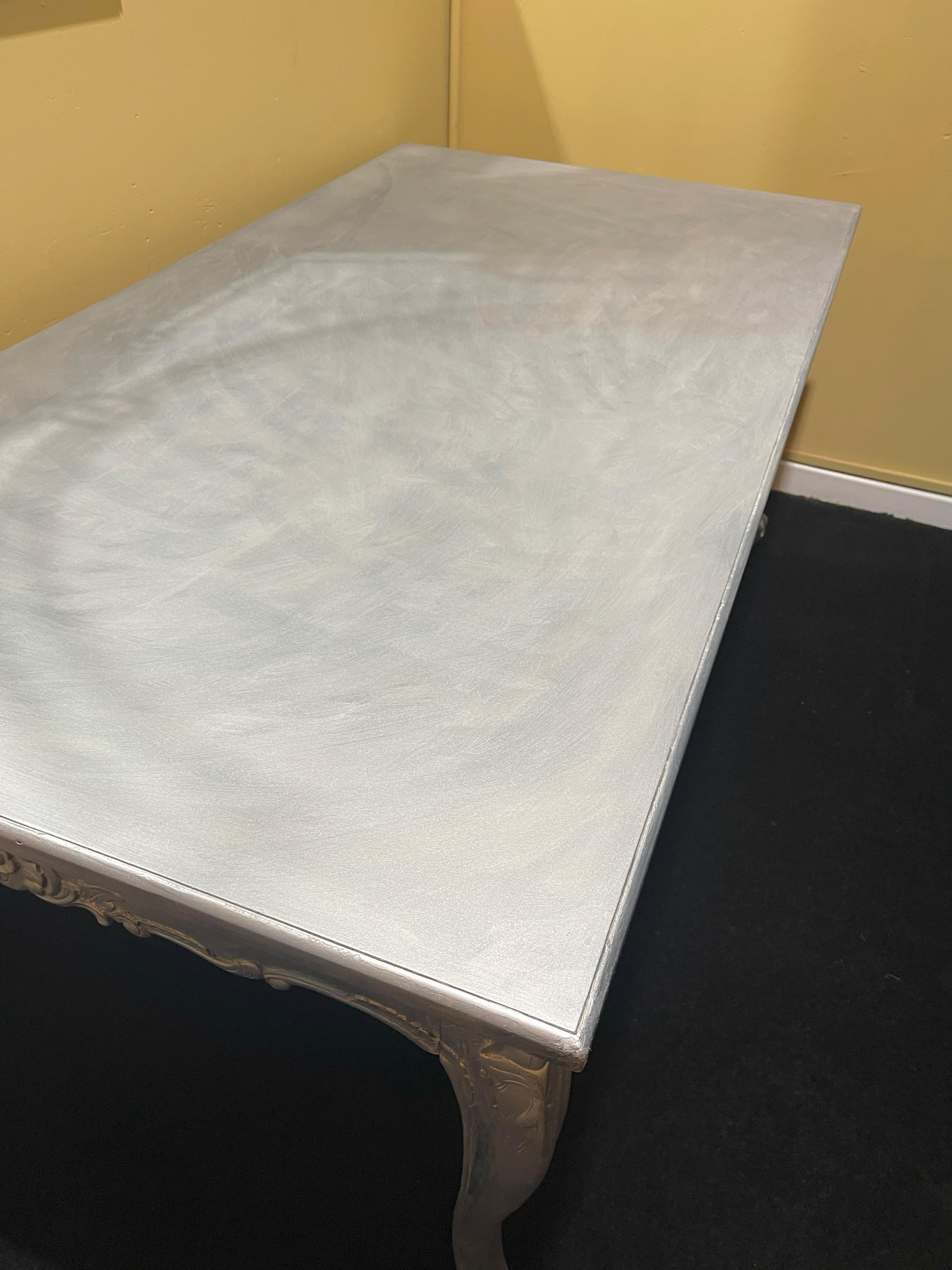 Table de salle à manger et six chaises sculptées en argent doré de style Harrison & Gil en vente 4