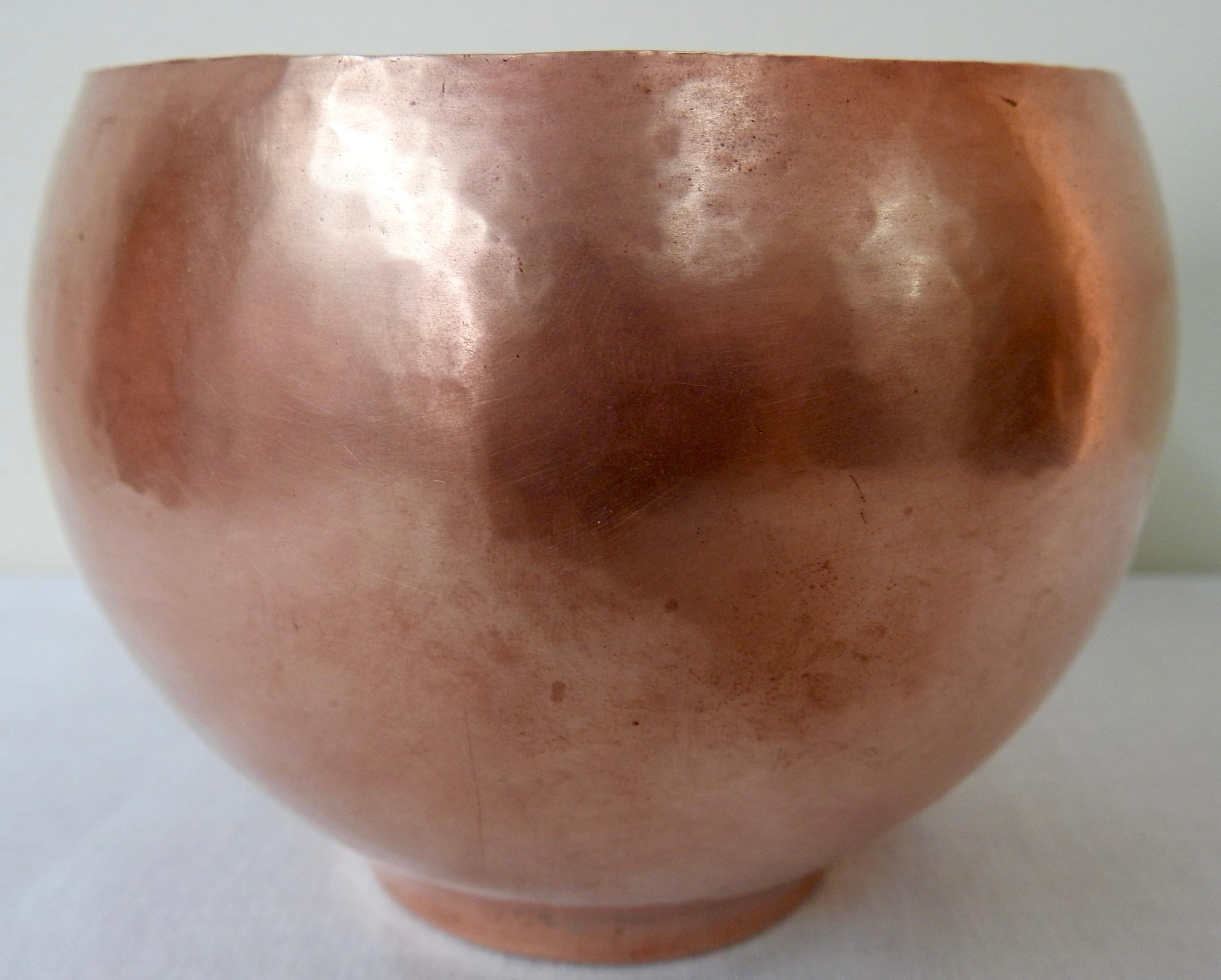 This is a Classic piece of vintage artisan decor with a copper finish. This is a 1940s handwrought copper tone metal vessel marked with incised signature appearing to read “Harrison ’48, handwrought” to the underside. It is a nice piece of