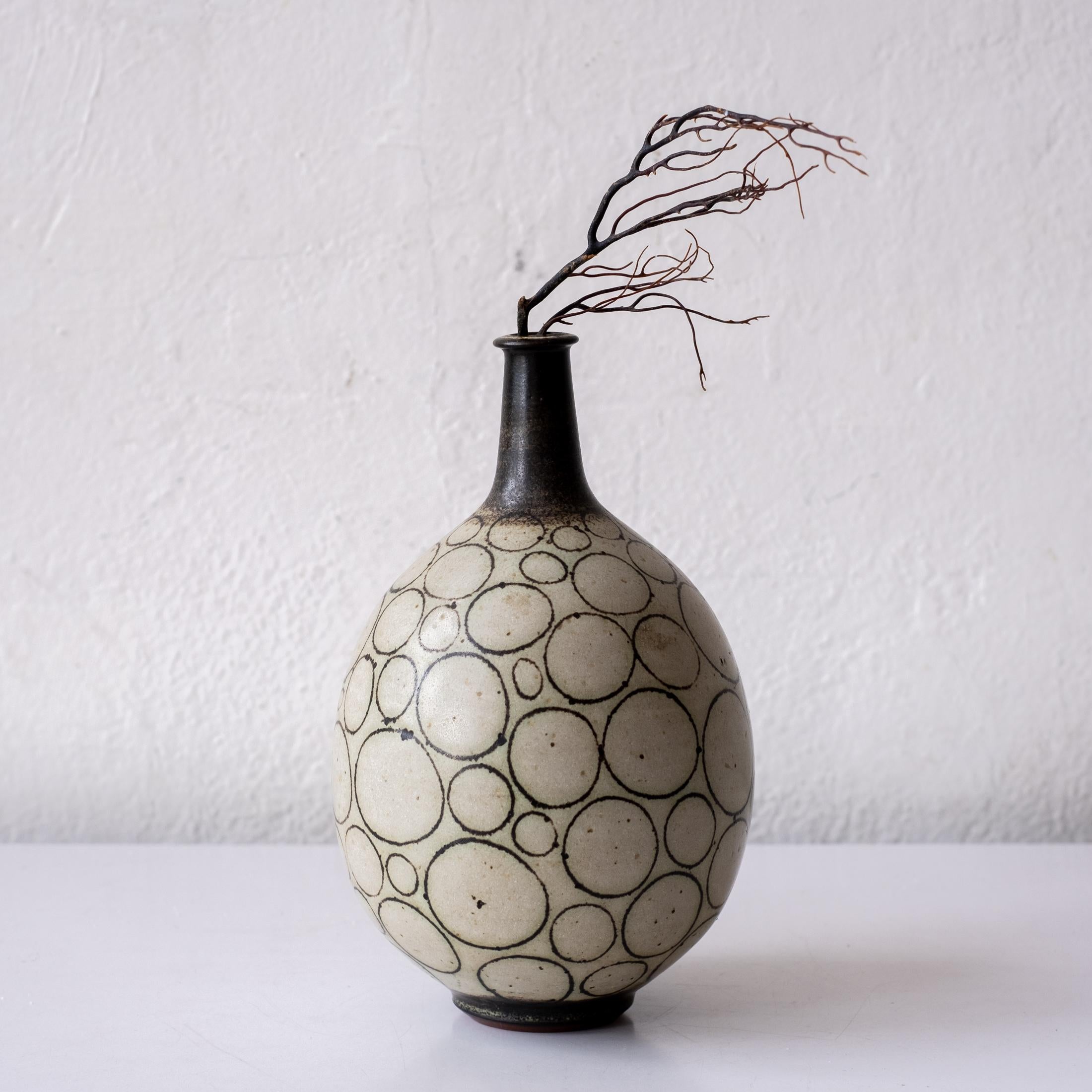 Beautiful Harrison McIntosh ceramic vase with a classic geometric surface design. Signed with the artist's mark and label. 

Harrison McIntosh (11 September 1914 – 21 January 2016) was an American ceramic artist. He was an exponent of the