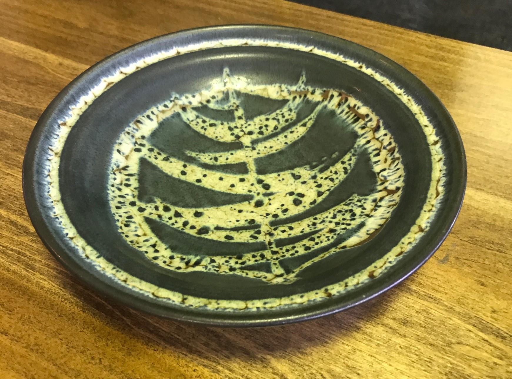 An exquisitely designed and decorated bowl by renowned American West Coast Californian master ceramist Harrison Mcintosh who was famed for his Mid-Century Modern style of ceramics.

McIntosh's works have been exhibited in such acclaimed venues as