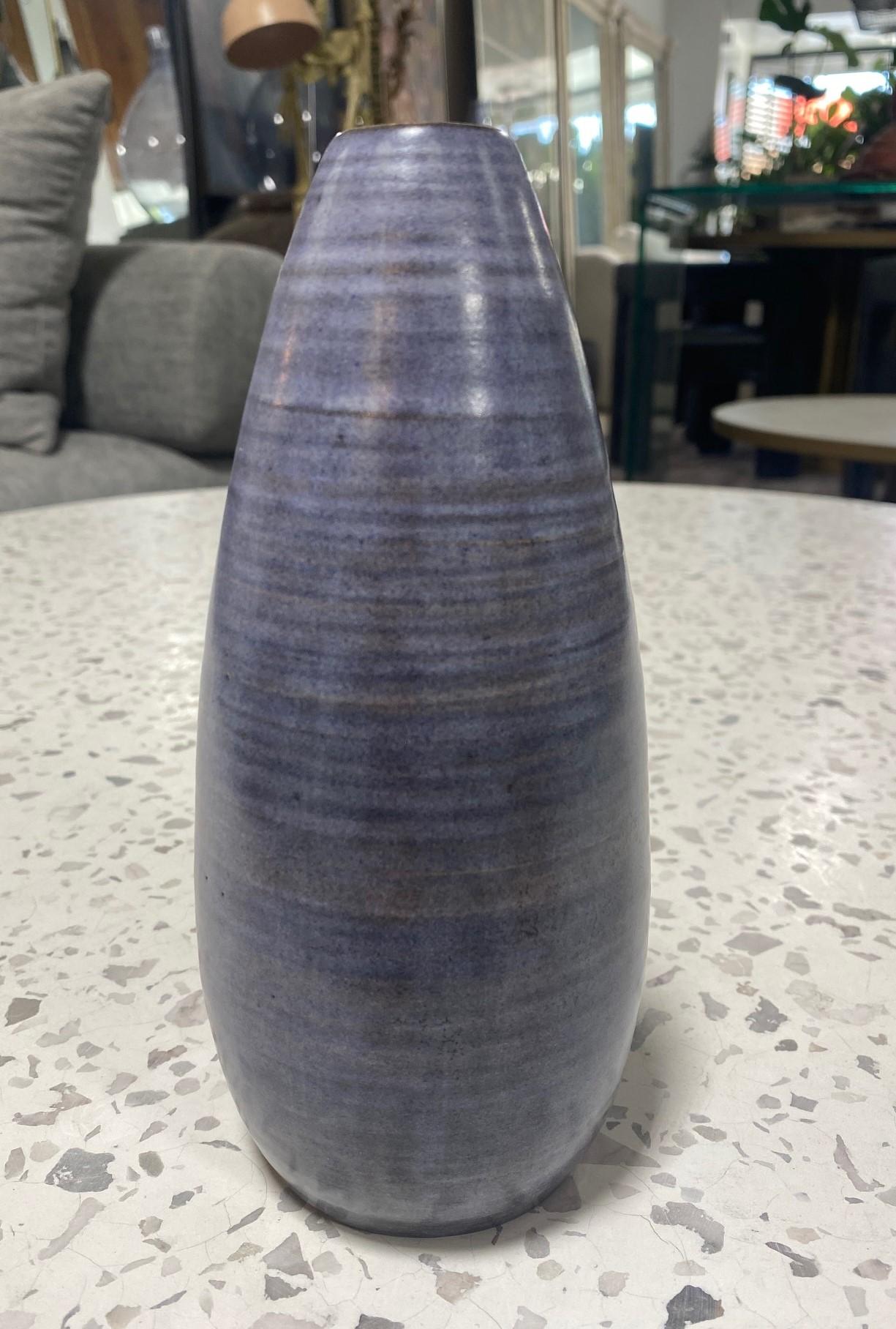 Eine exquisit gestaltete und prächtig glasierte Vase des berühmten amerikanischen Westküsten-Keramikers Harrison Mcintosh, der für seinen Mid-Century Modern-Stil berühmt war.  Die Farben sind erstaunlich, mit wechselnden Lichtern in Violett, Blau