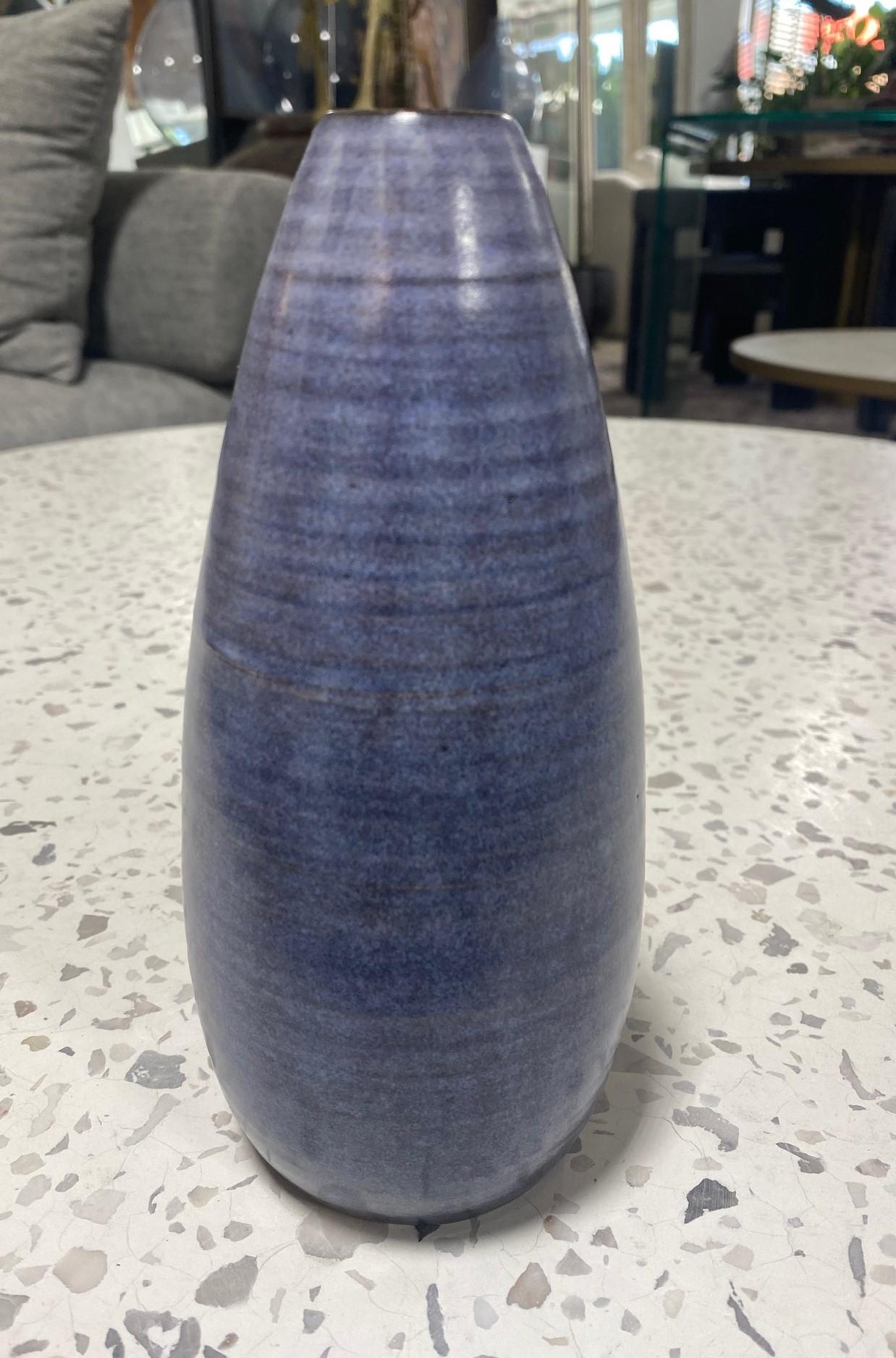 Harrison Mcintosh Signed Early Mid-Century Modern California Studio Pottery Vase In Good Condition For Sale In Studio City, CA
