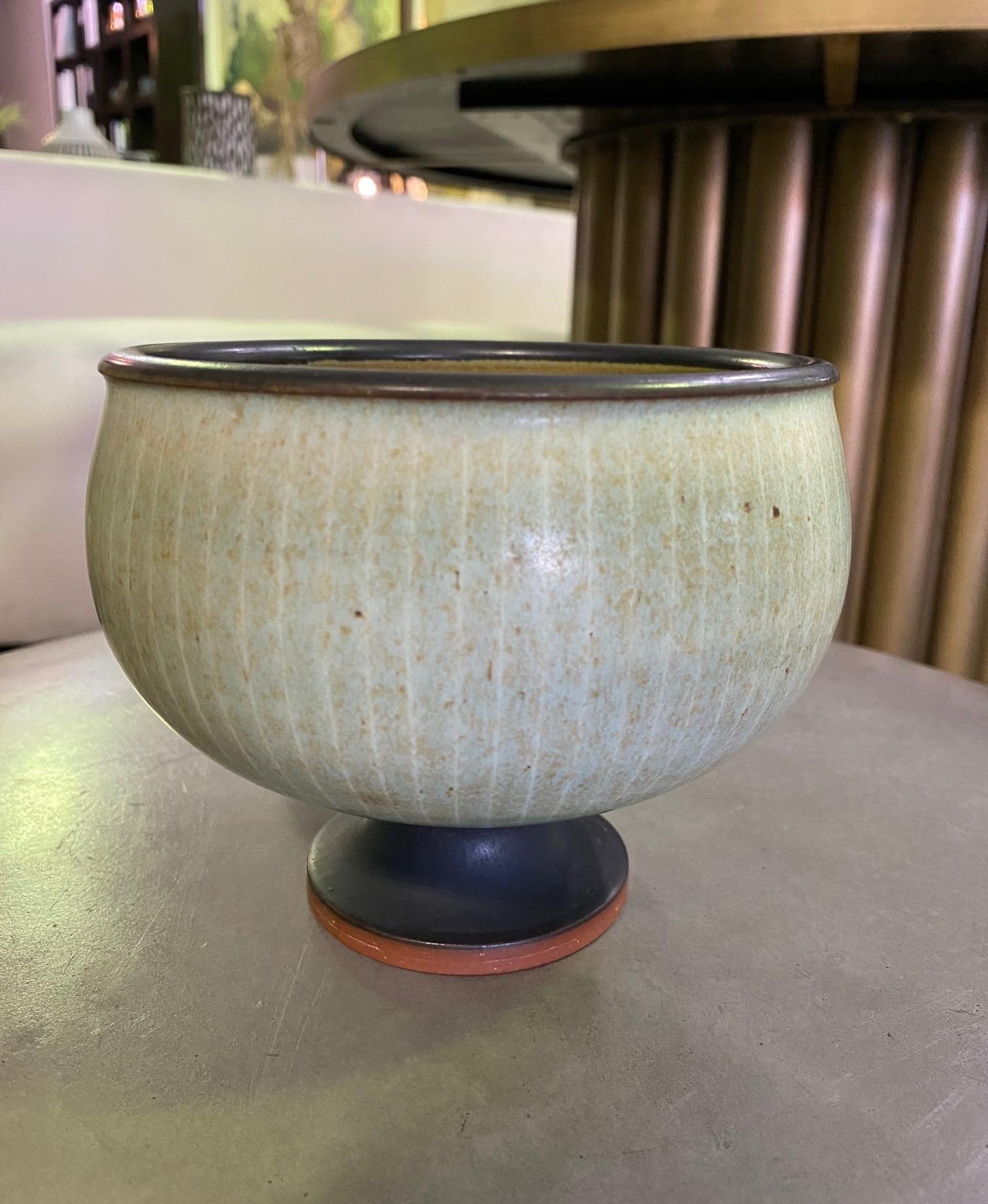 An exquisitely designed and decorated striped rare-shaped footed bowl by renowned American West Coast Californian master ceramist Harrison Mcintosh who was famed for his Mid-Century Modern style of ceramics.

Mcintosh's works have been exhibited