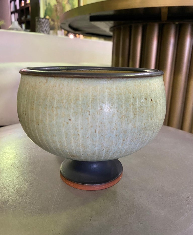 An exquisitely designed and decorated striped rare-shaped footed bowl by renowned American West Coast Californian master ceramist Harrison Mcintosh who was famed for his Mid-Century Modern style of ceramics.

Mcintosh's works have been exhibited
