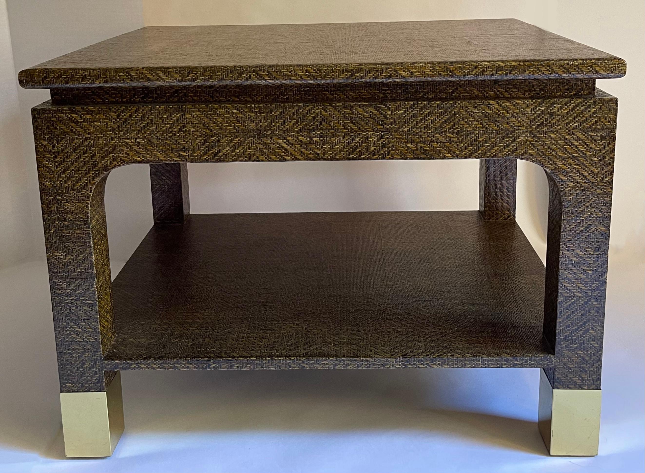 1980er Jahre schokoladenbrauner Beistelltisch aus Wachstuch von Harrison van Horn. Schokoladenbraunes Gräsertuch mit Rautenmuster. Füße mit Messingkappe. Dieser Tisch ist sehr schwer und gut verarbeitet. 
Original Harrison Van Horn Label auf der
