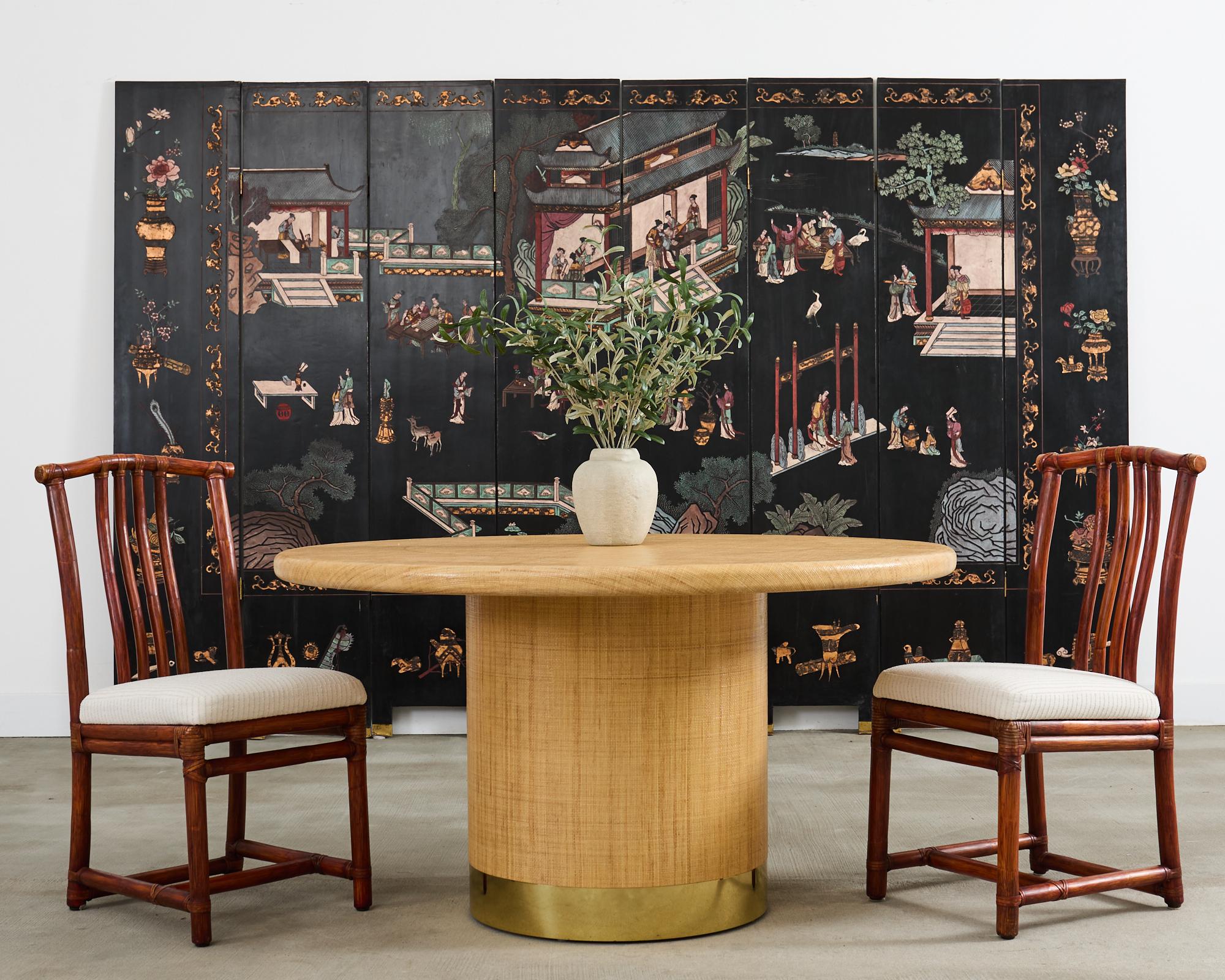 Organischer, moderner, runder Esstisch mit Sockel, entworfen von Harrison Van Horn, Los Angeles, CA. Der Tisch besteht aus einem Holzrahmen, der mit grasbewachsenem Raffiabast verkleidet und mit einer weichen Klarlackierung versehen ist. Die runde