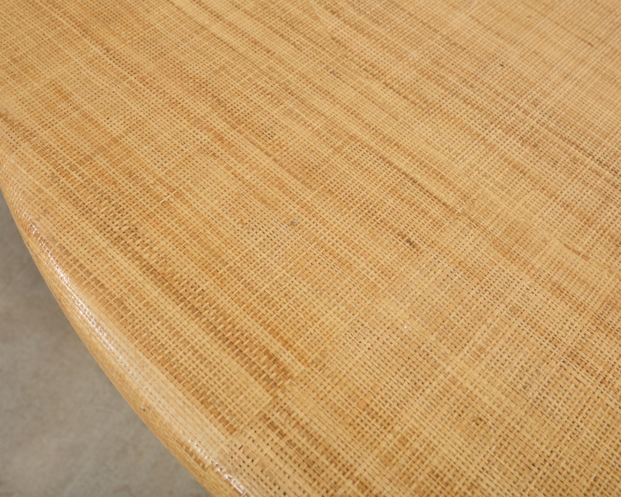 Harrison Van Horn Esstisch mit Raffia-Sockel und Grascloth-Sockel (20. Jahrhundert) im Angebot