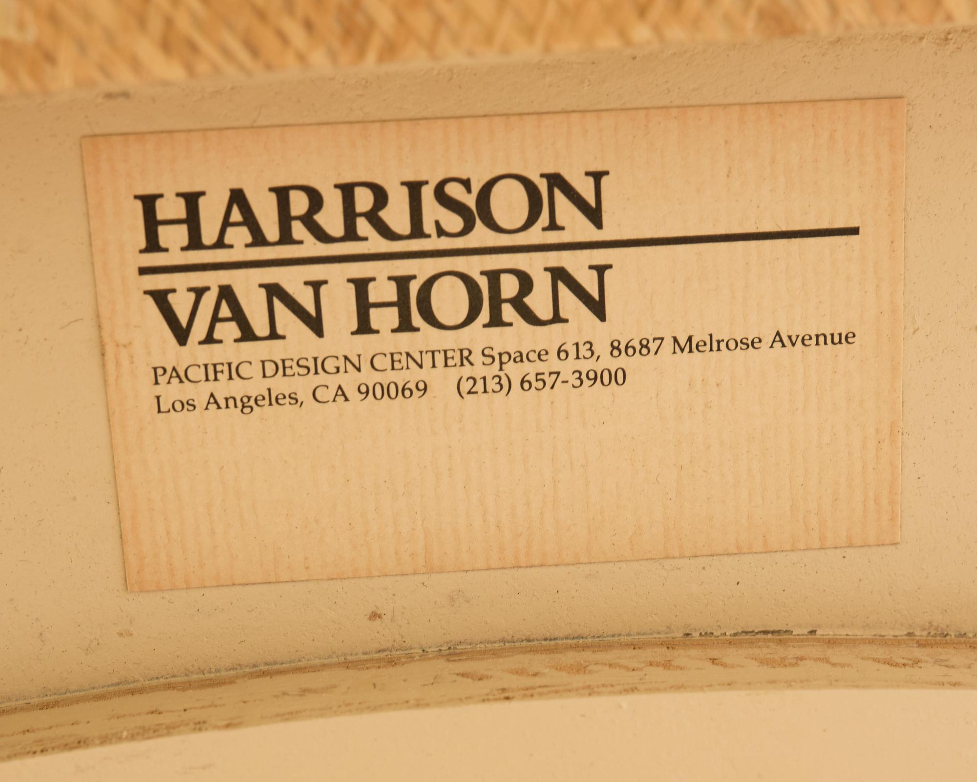 Harrison Van Horn Esstisch mit Raffia-Sockel und Grascloth-Sockel (Messing) im Angebot