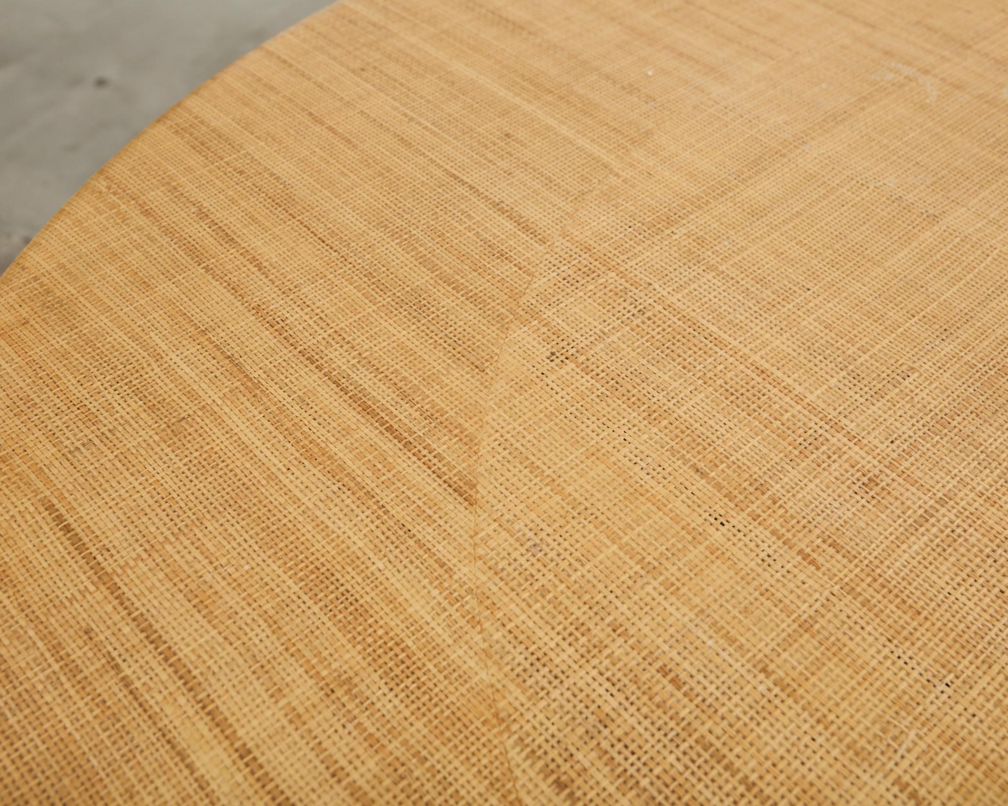 Harrison Van Horn Esstisch mit Raffia-Sockel und Grascloth-Sockel im Angebot 1