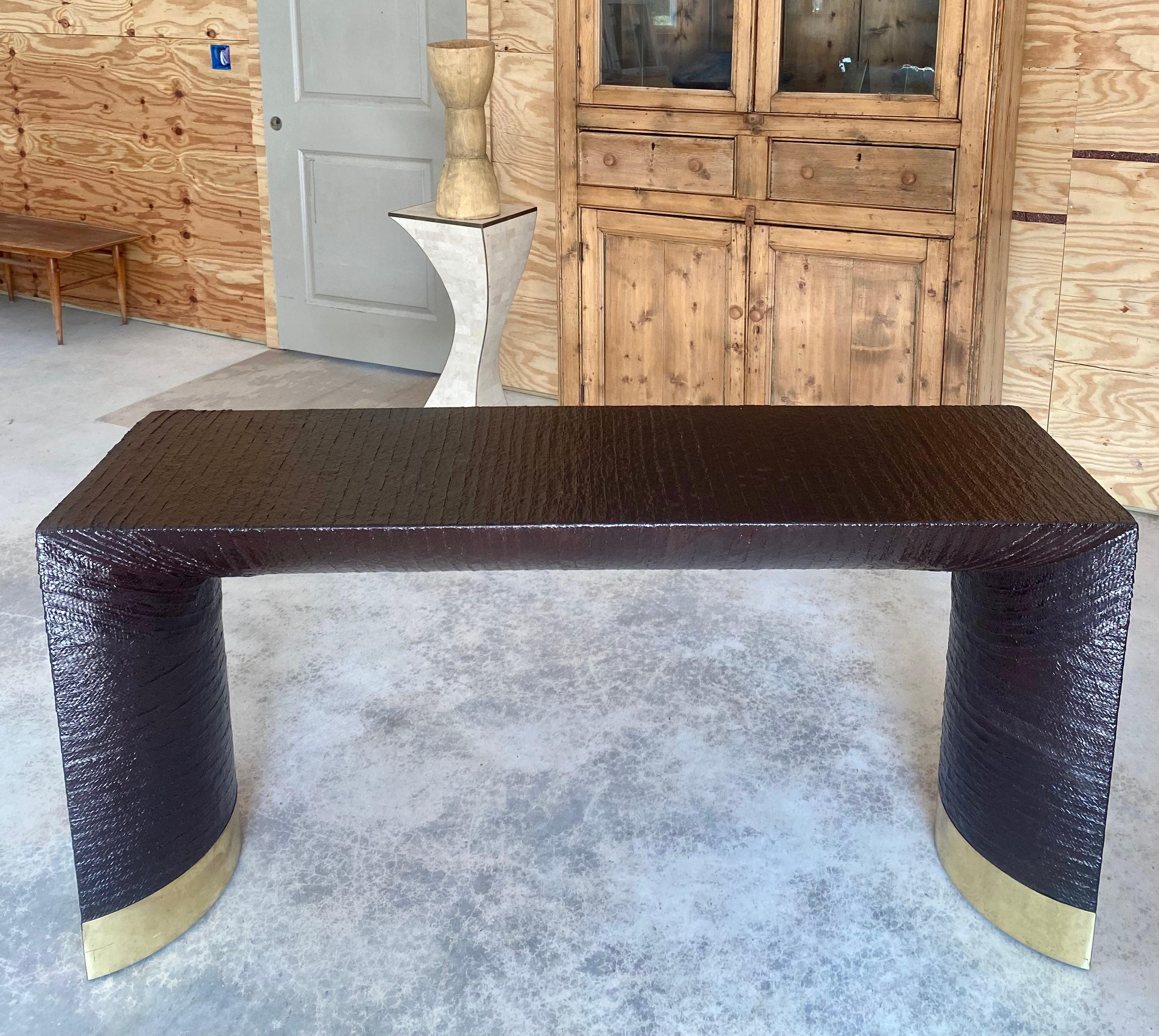 Mesa consola de rafia lacada Harrison Van Horn en Bueno estado para la venta en Round Top, TX
