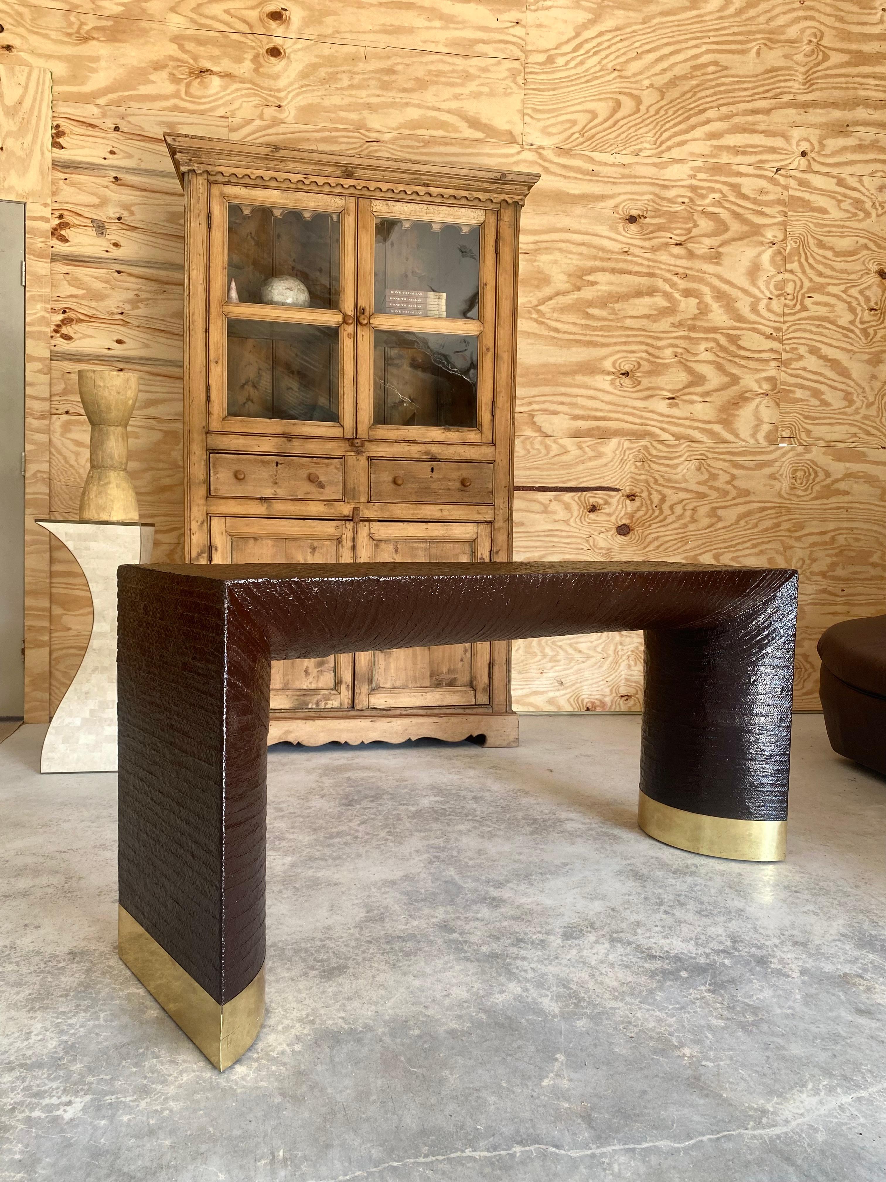 Mesa consola de rafia lacada Harrison Van Horn Latón en venta