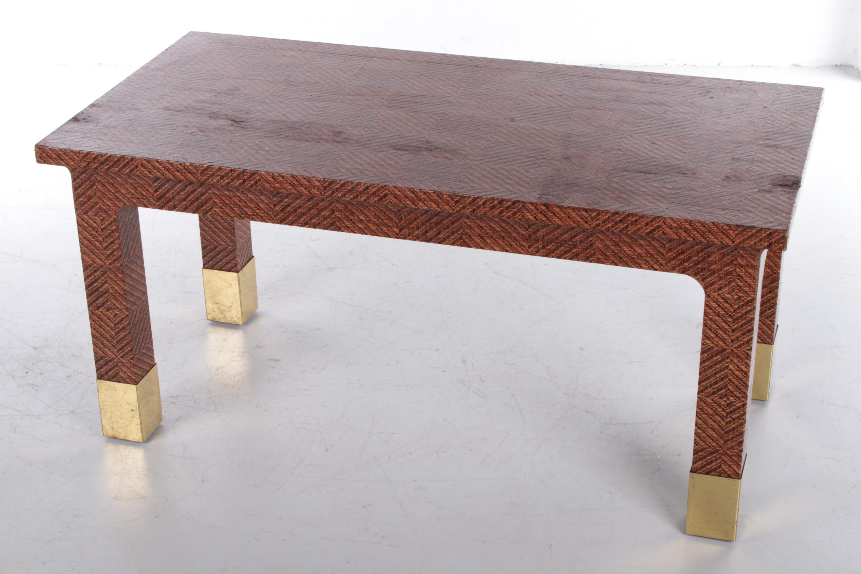 Superbe table basse Harrison Van-Horn en laiton et raphia Hollywood Regency en excellent état.

La table est charmante et ferait une pièce de transition parfaite.

La table a une étiquette originale.

Le raphia présente un beau motif de