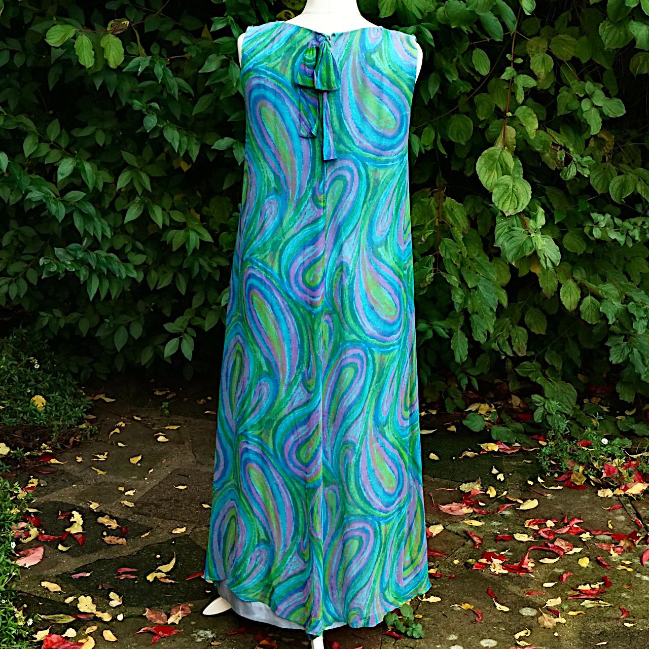 Robe longue Harrods en mousseline de soie bleue, verte et mauve (années 1960) État moyen - En vente à London, GB