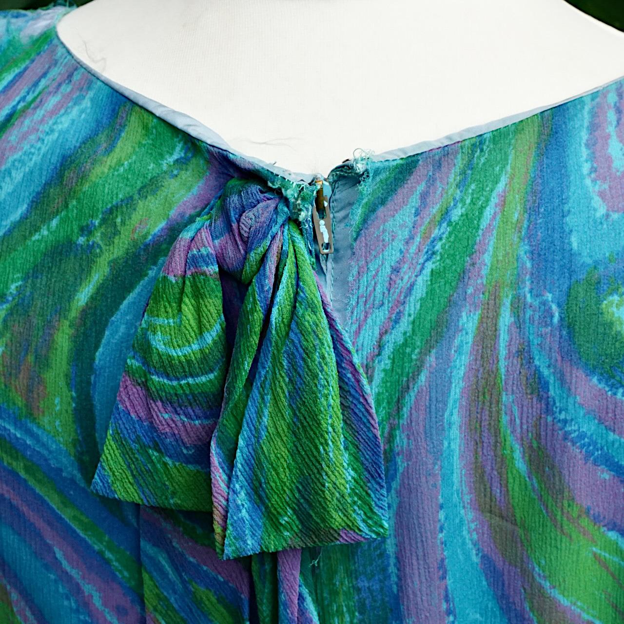 Robe longue Harrods en mousseline de soie bleue, verte et mauve (années 1960) en vente 1