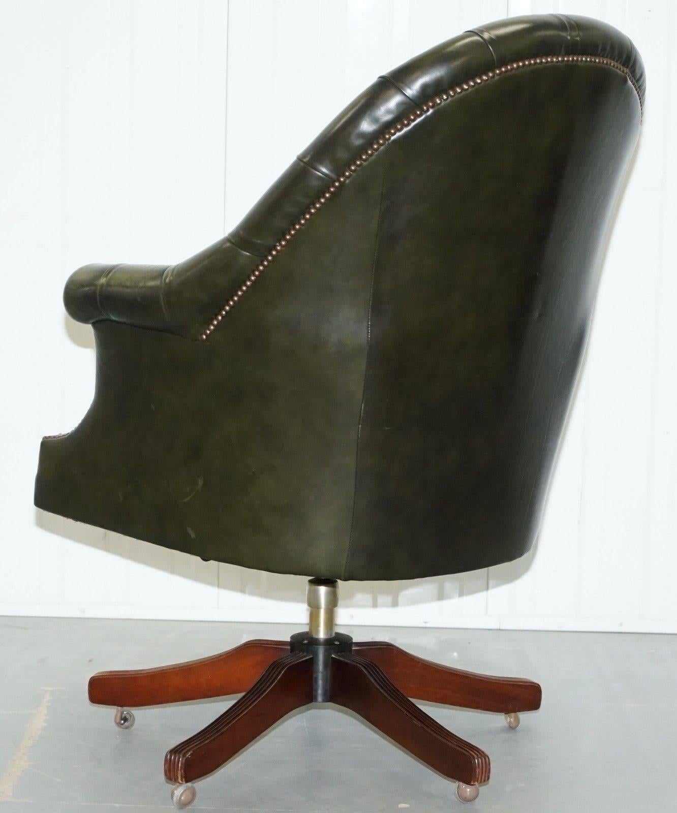 Wir freuen uns, diese schöne Harrods London massivem Buchenholz mit Vintage grünem Lederpolster Chesterfield Directors Kapitäne Bürostuhl zum Verkauf anbieten.

Ein wirklich gut aussehende und gut gemachte Stück, die Polsterung ist in ordentlicher