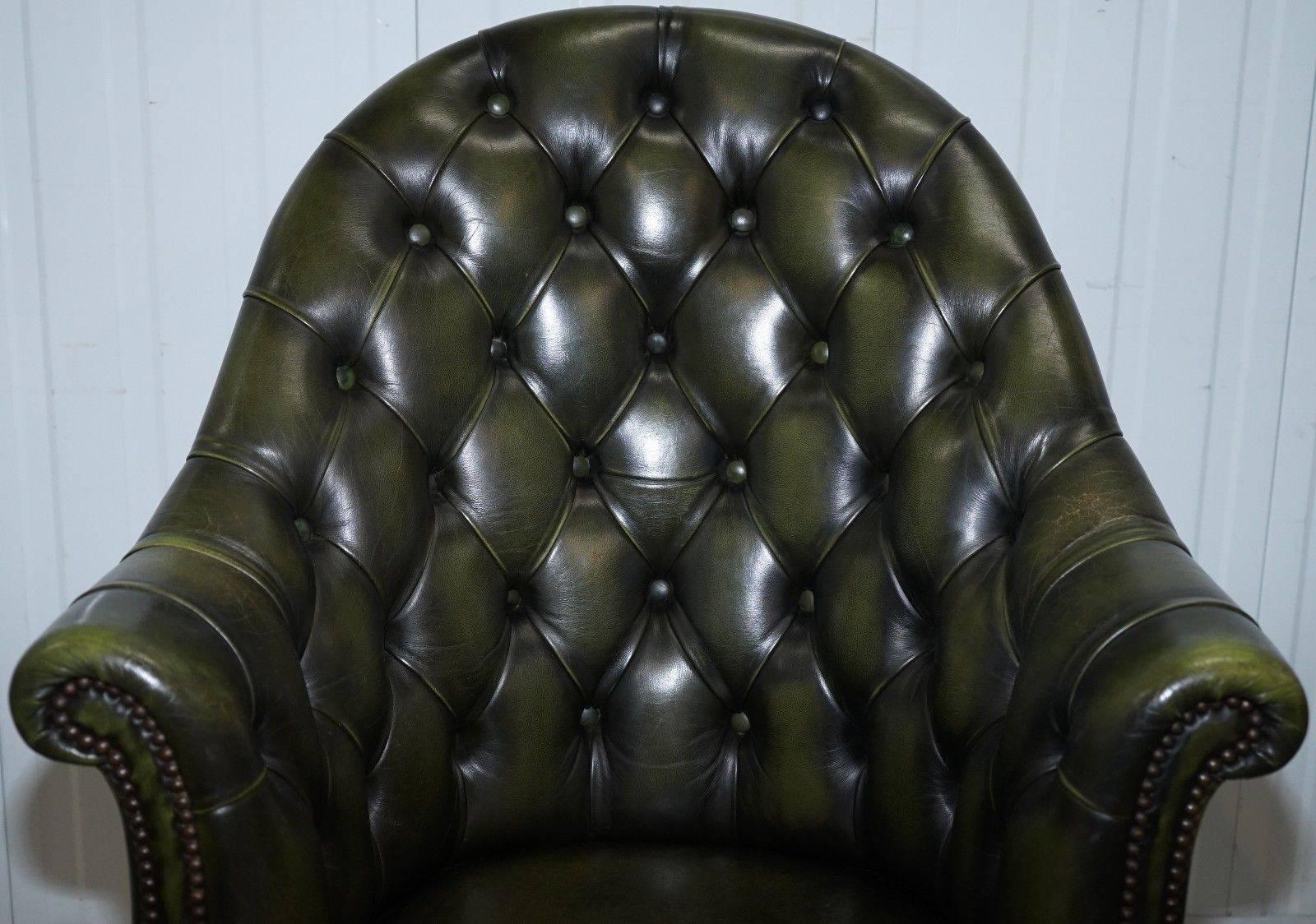 Harrods Chesterfield Direktoren Grünes Leder Executive Captains Bürostuhl (20. Jahrhundert)