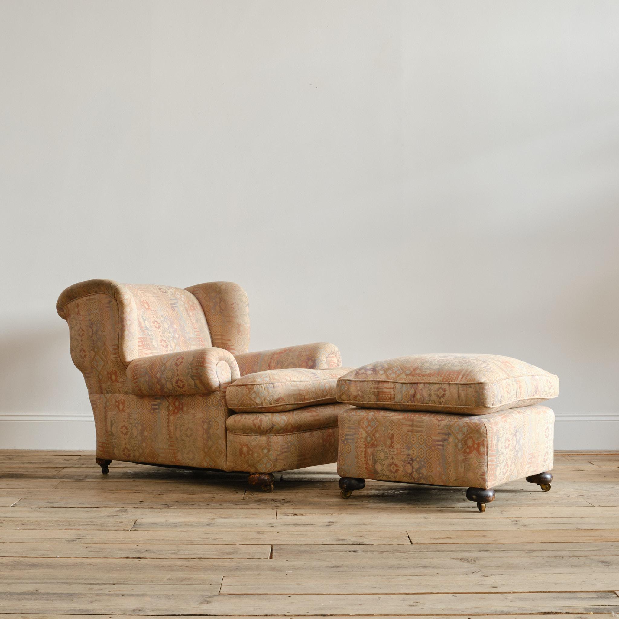 Un gran sillón con reposapiés de Harrods - Londres c 1920 de generosas proporciones de casa de campo. Se levanta sobre patas de bollo con ruedas Harrods estampadas empotradas (las ruedas traseras de la silla se han sustituido). 

Ambas en buen