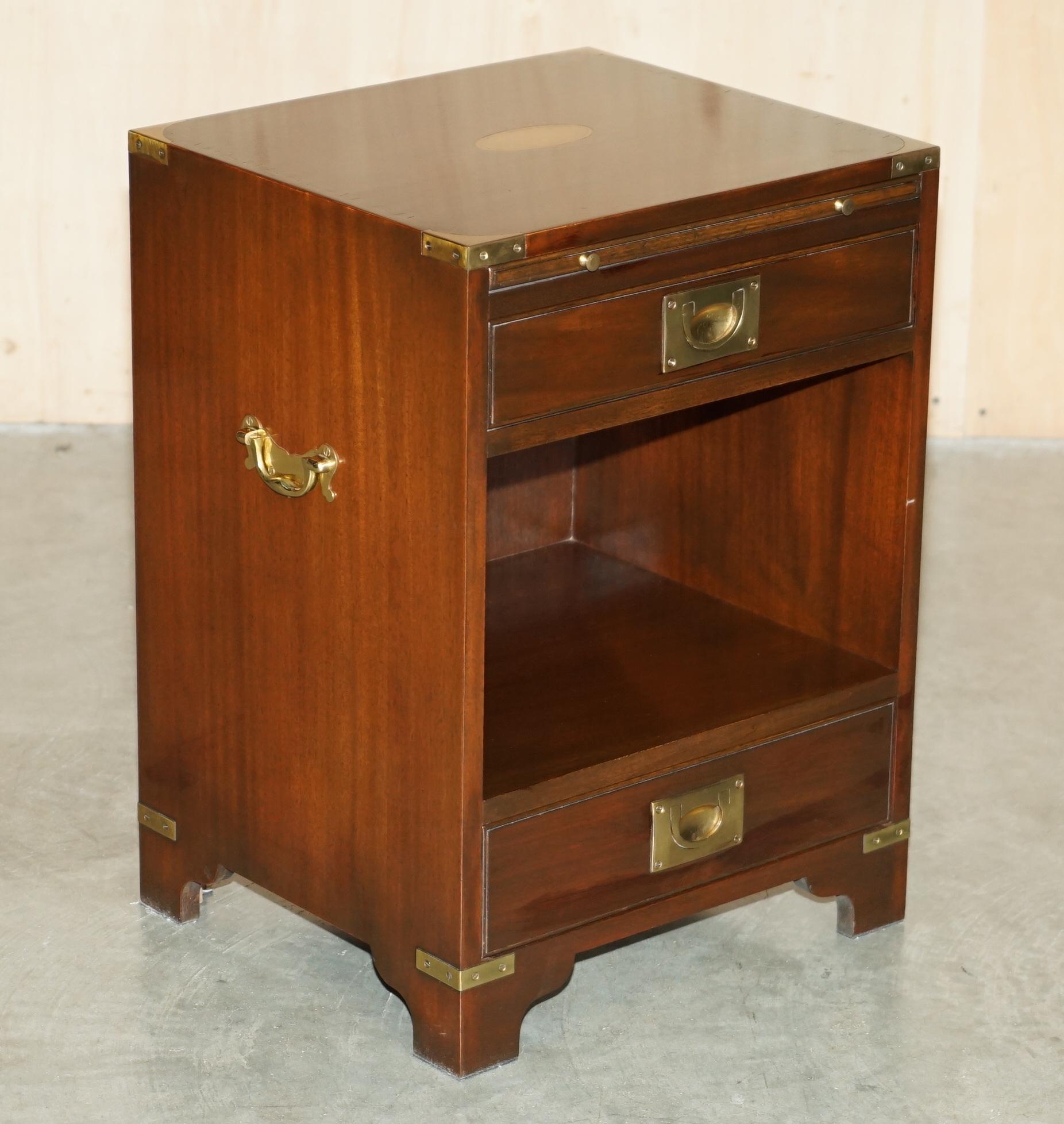 Royal House Antiques

The House Antiques a le plaisir de proposer à la vente cette sublime table d'appoint de campagne militaire Harrods Kennedy, légèrement restaurée, avec tiroirs et plateau de service.

Veuillez noter que les frais de livraison
